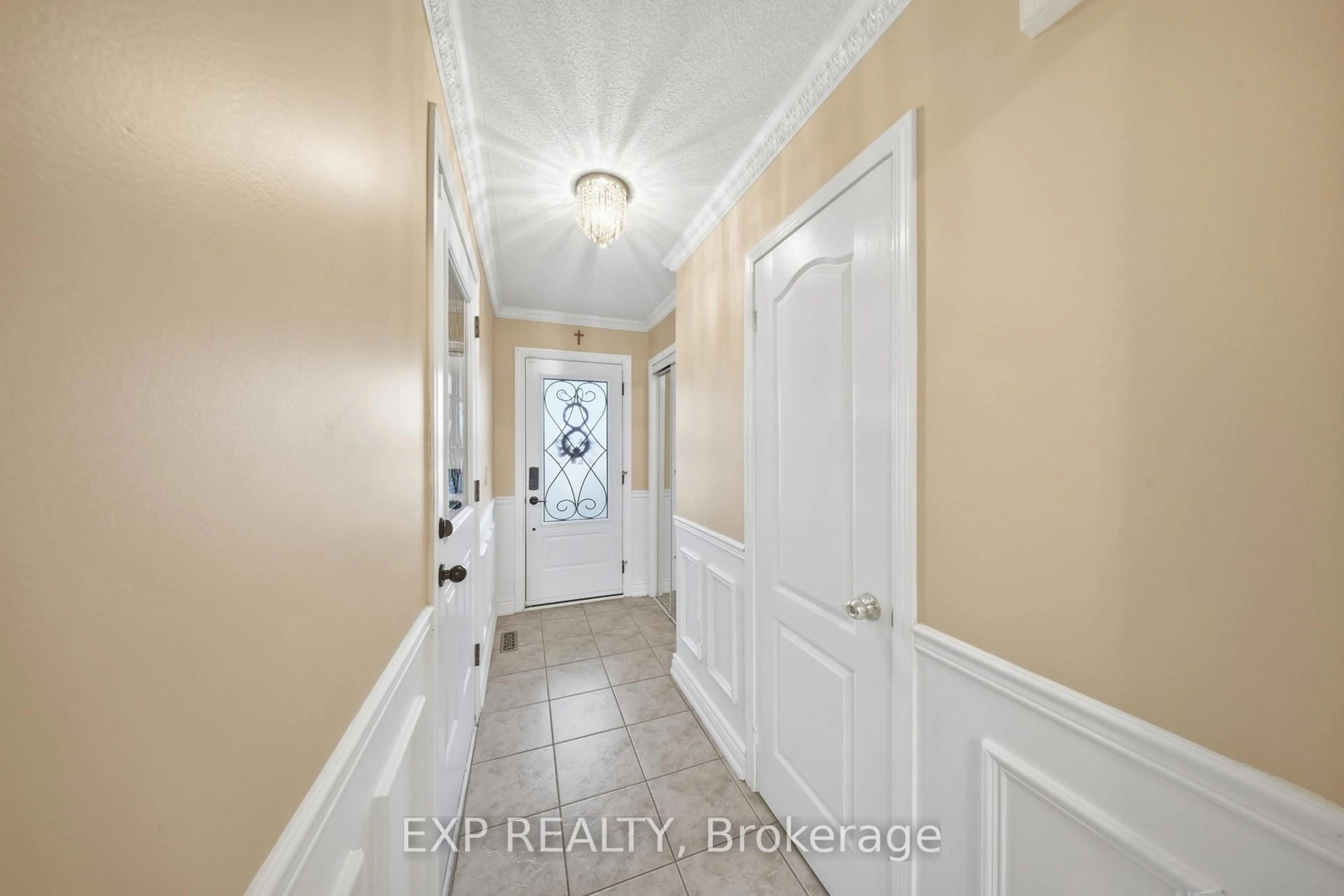 Indoor entryway for 1386 Quest Circ, Mississauga Ontario L5N 8B5