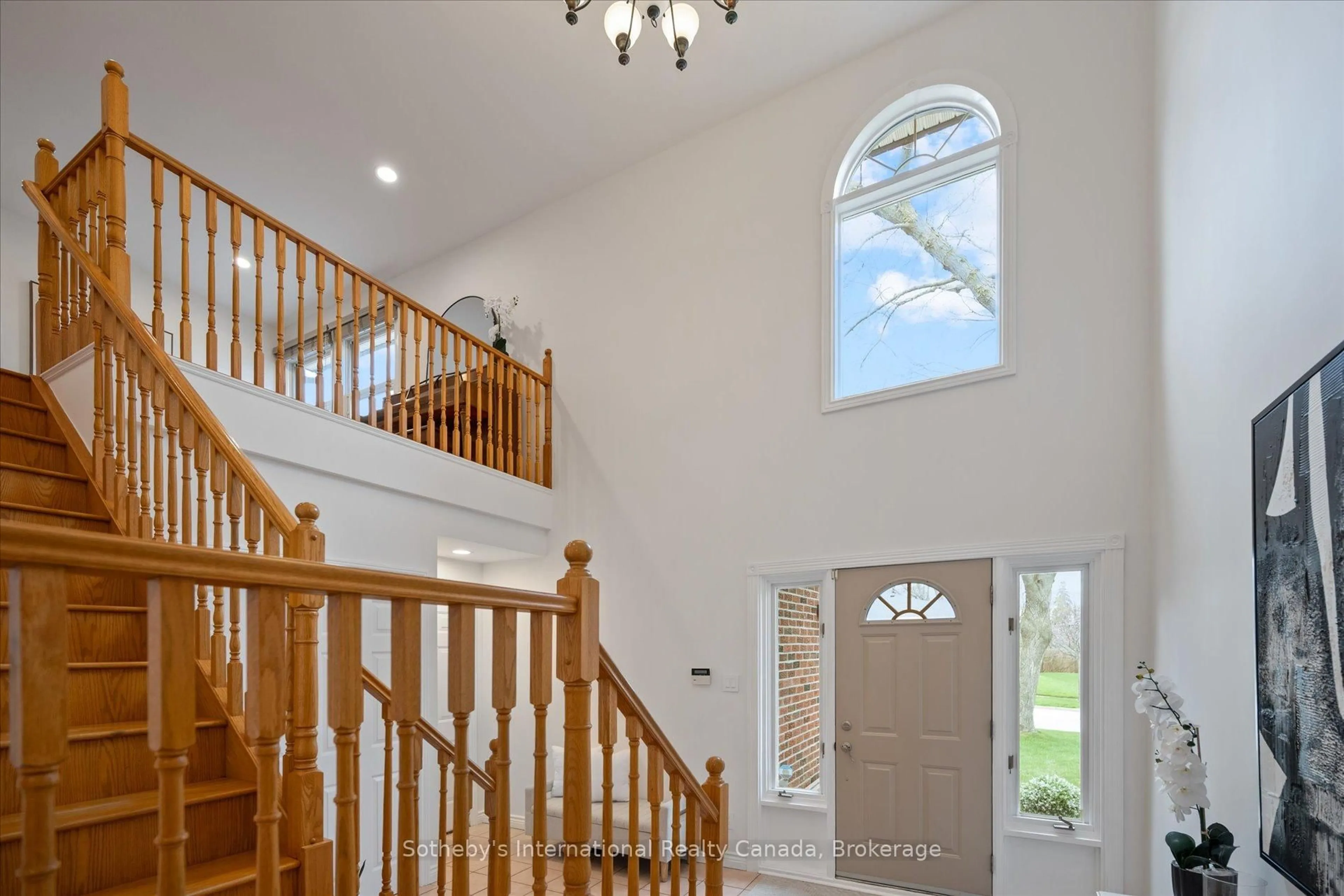 Indoor foyer for 1248 Landfair Cres, Oakville Ontario L6H 2N3