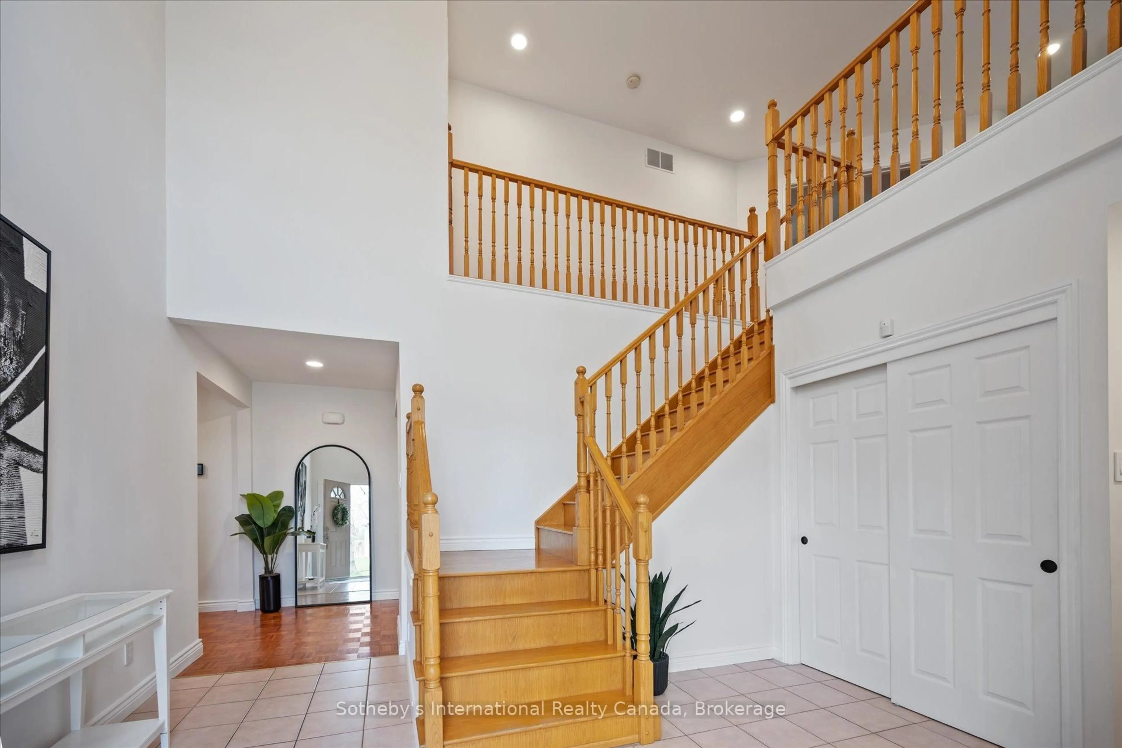 Indoor foyer for 1248 Landfair Cres, Oakville Ontario L6H 2N3
