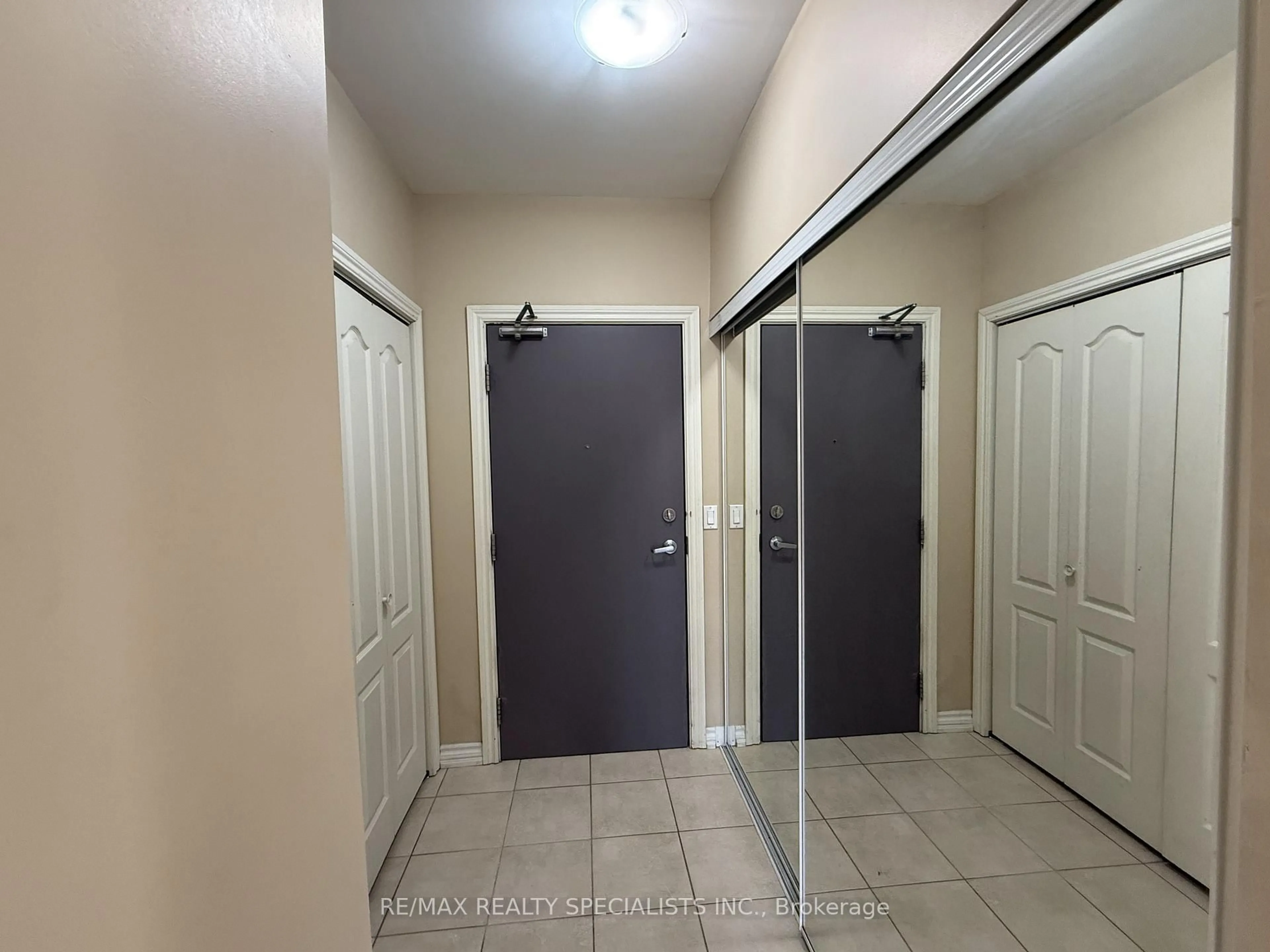 Indoor entryway for 830 Scollard Crt #305, Mississauga Ontario L5V 0A2