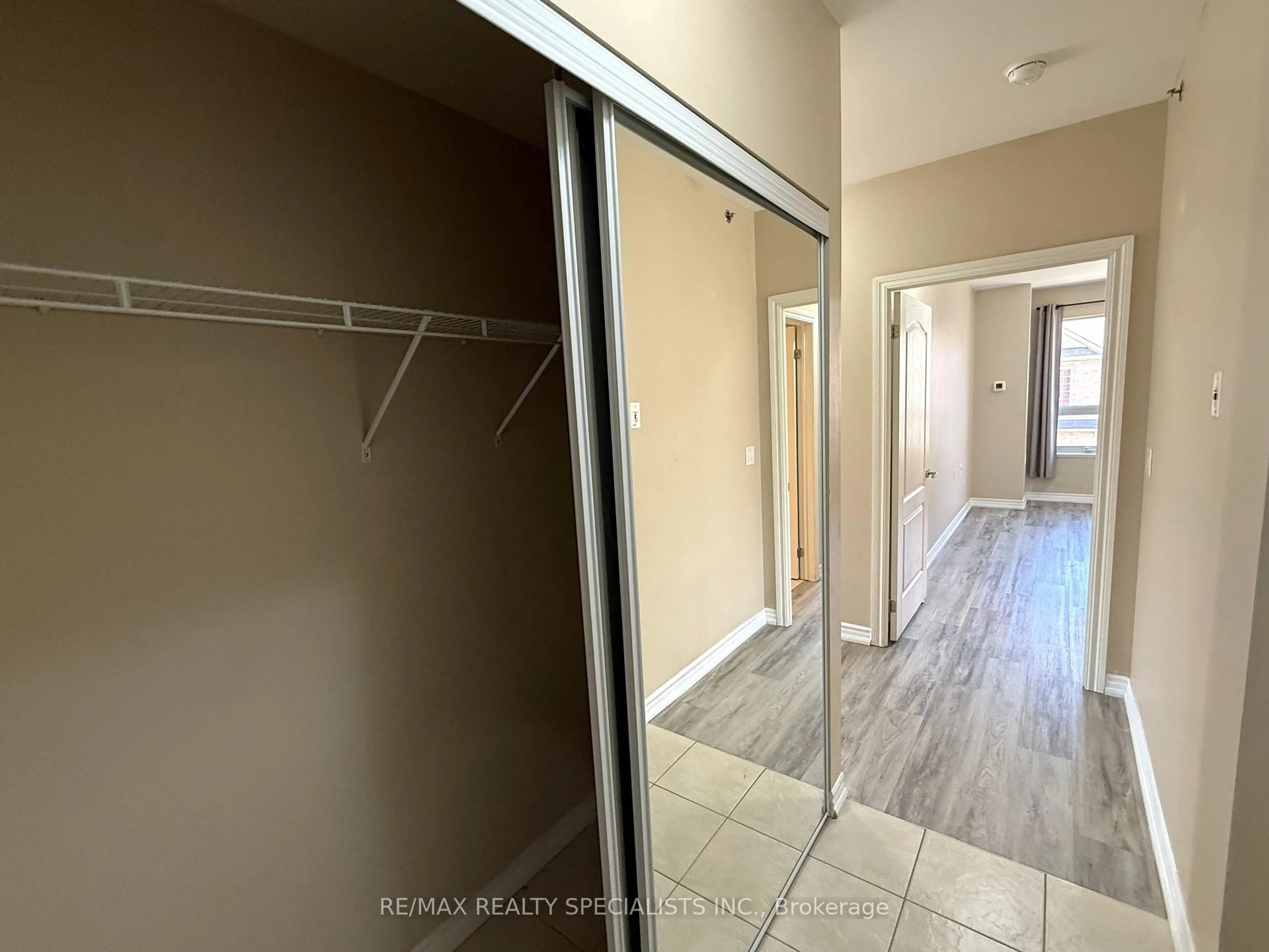 Indoor entryway for 830 Scollard Crt #305, Mississauga Ontario L5V 0A2