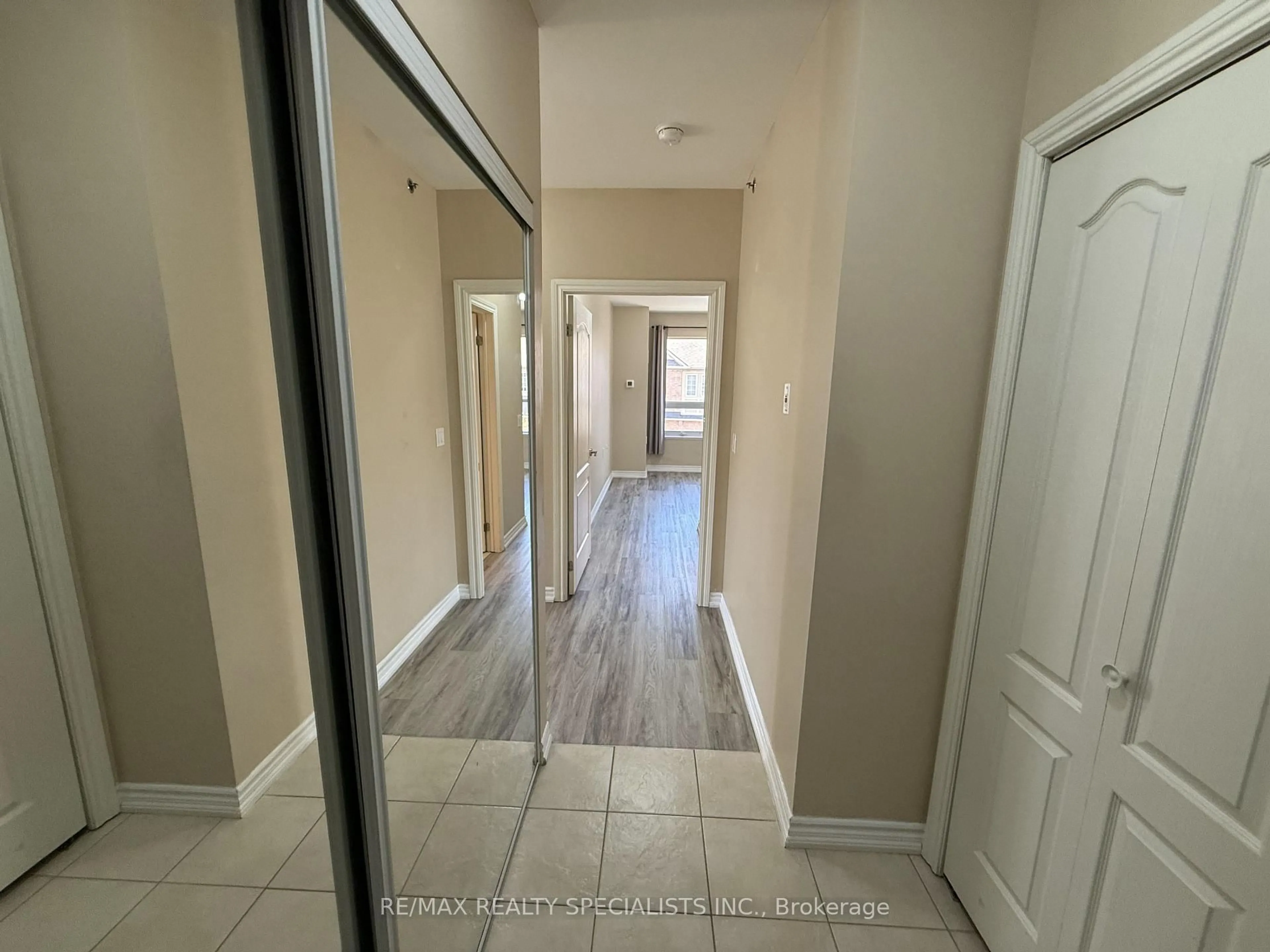 Indoor entryway for 830 Scollard Crt #305, Mississauga Ontario L5V 0A2
