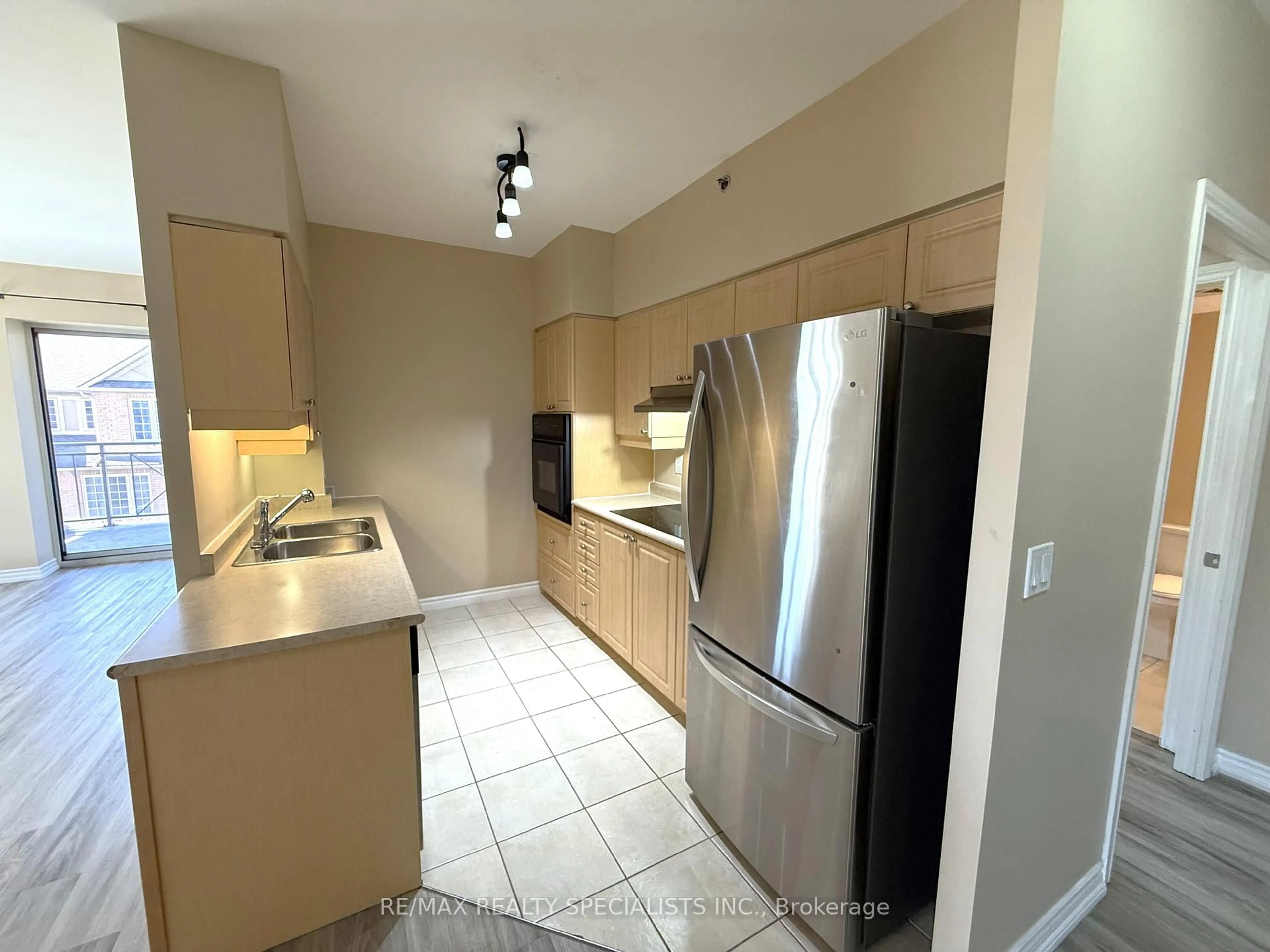 Standard kitchen, unknown for 830 Scollard Crt #305, Mississauga Ontario L5V 0A2