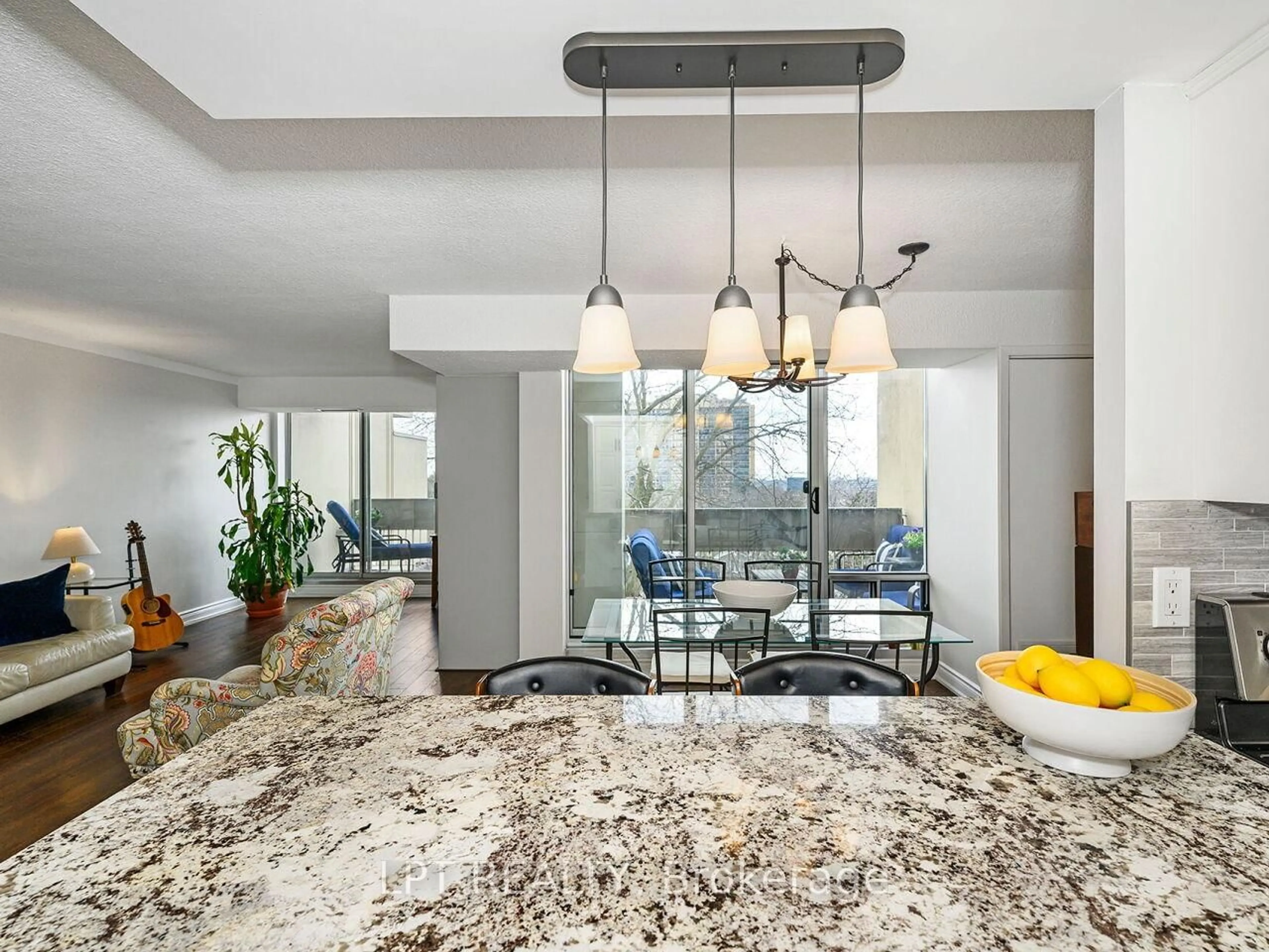 Open concept kitchen, ceramic/tile floor for 1300 Marlborough Crt #534, Oakville Ontario L6H 2S2