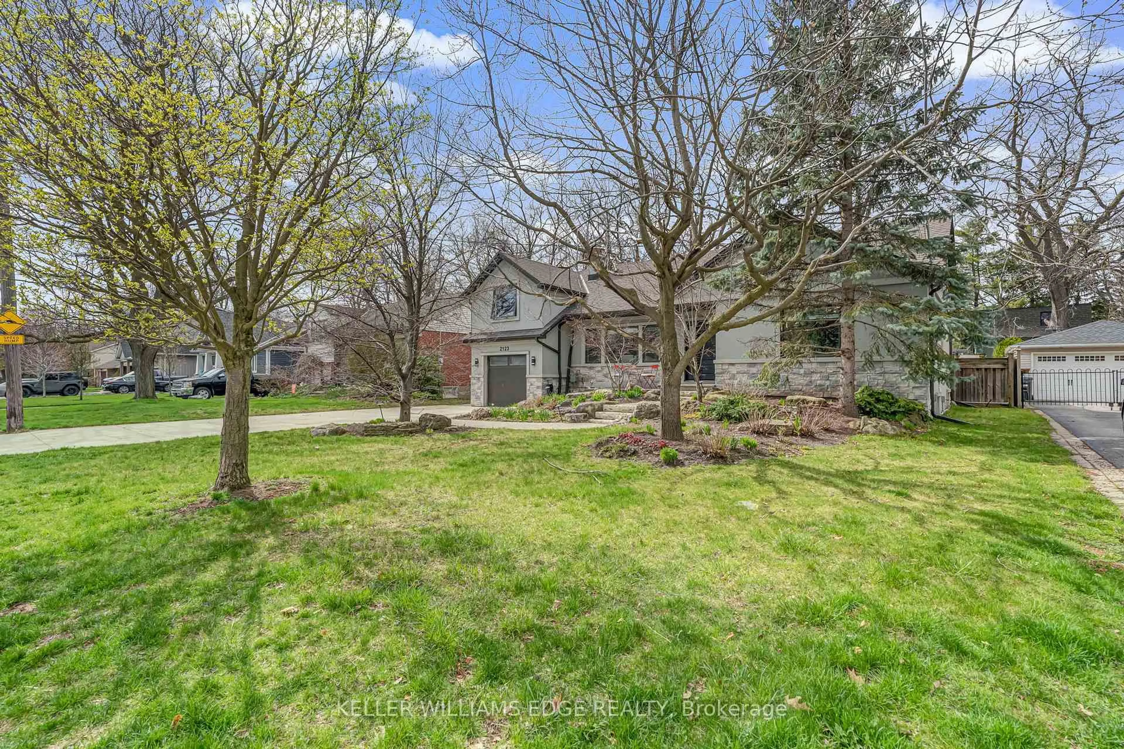 A pic from outside/outdoor area/front of a property/back of a property/a pic from drone, street for 2123 Deyncourt Dr, Burlington Ontario L7R 1W2