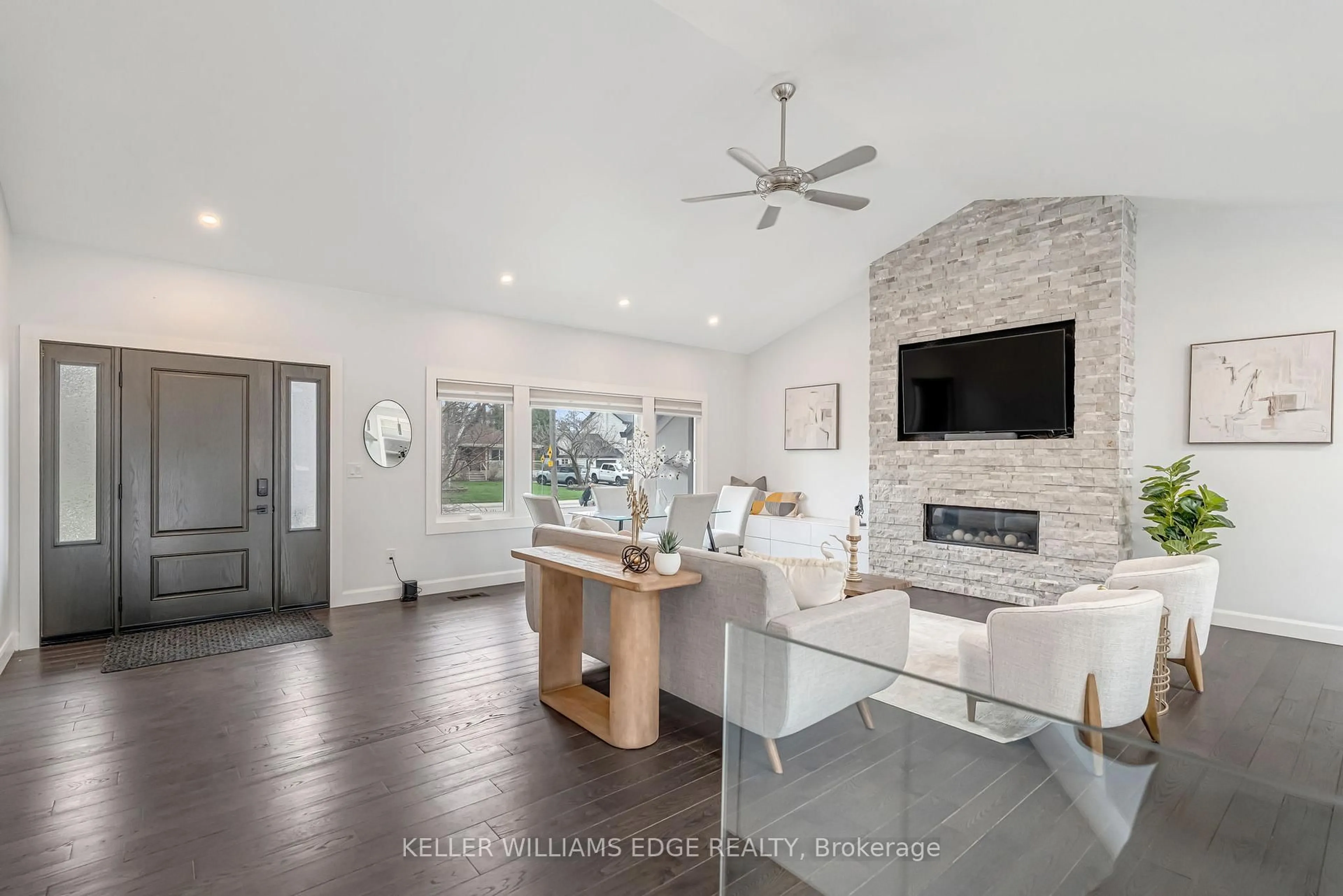 Living room with furniture, unknown for 2123 Deyncourt Dr, Burlington Ontario L7R 1W2