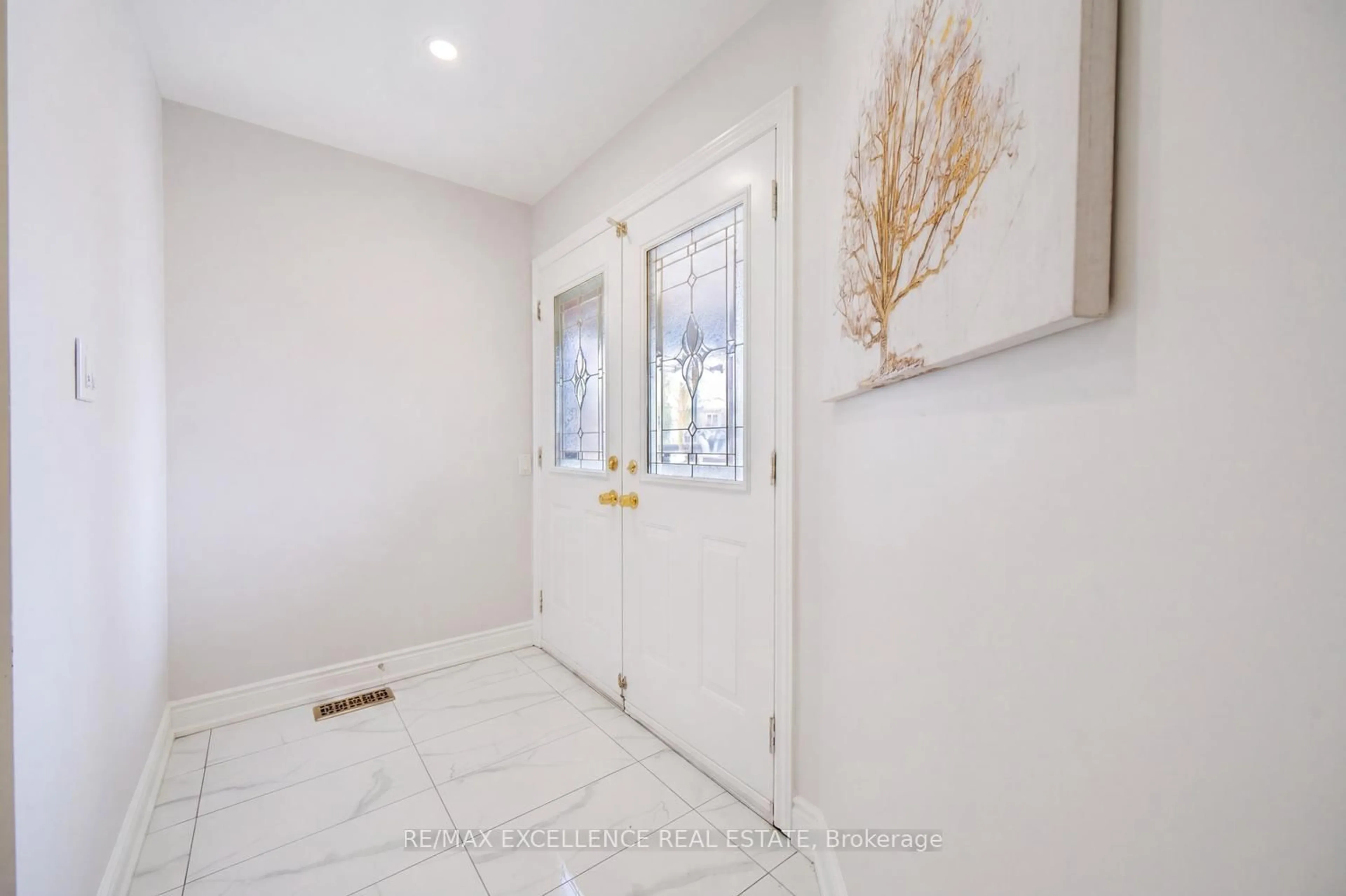 Indoor entryway for 18 Manett Cres, Brampton Ontario L6X 4X4