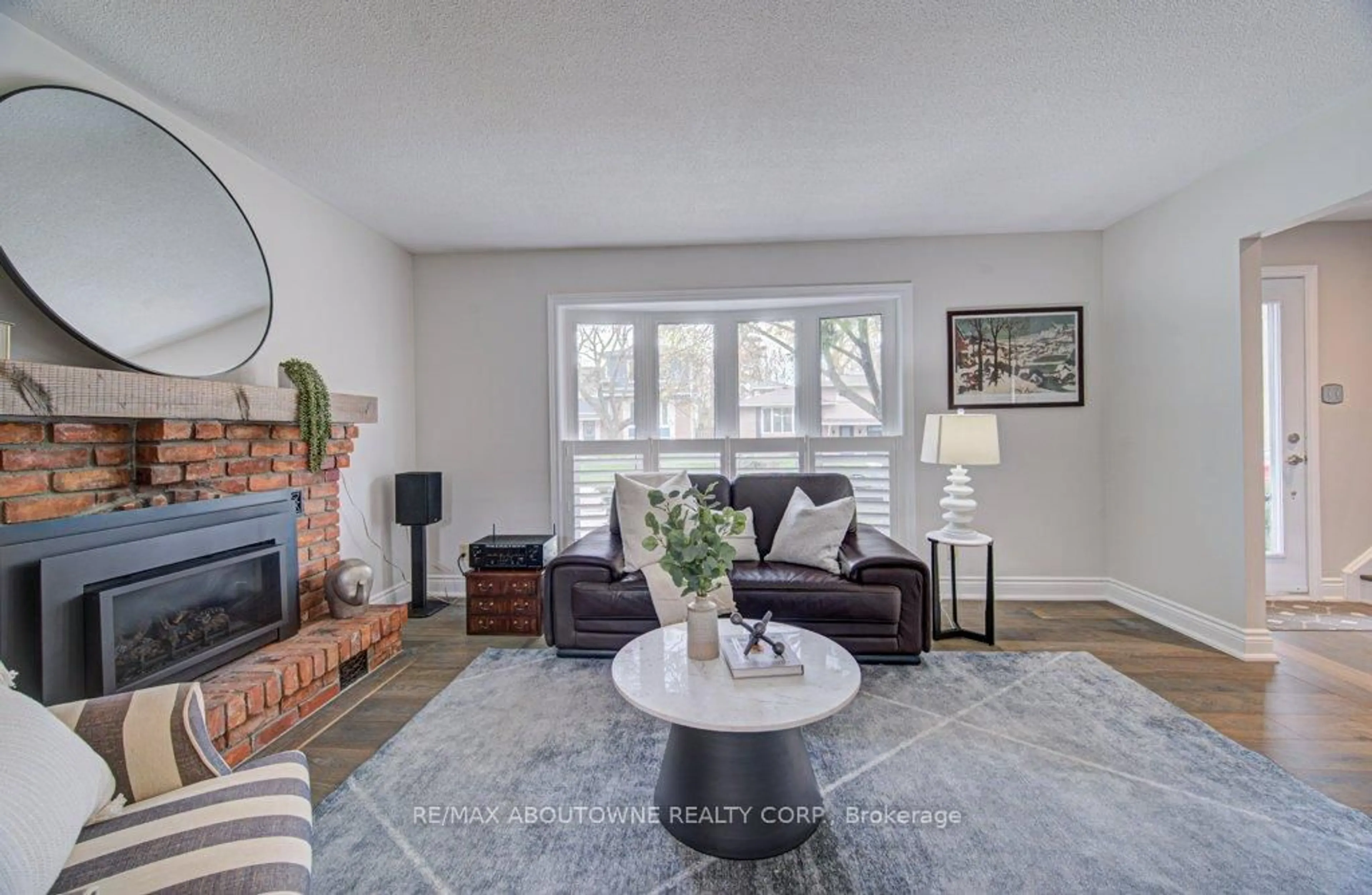 Living room with furniture, unknown for 126 Otter Cres, Oakville Ontario L6H 1E6