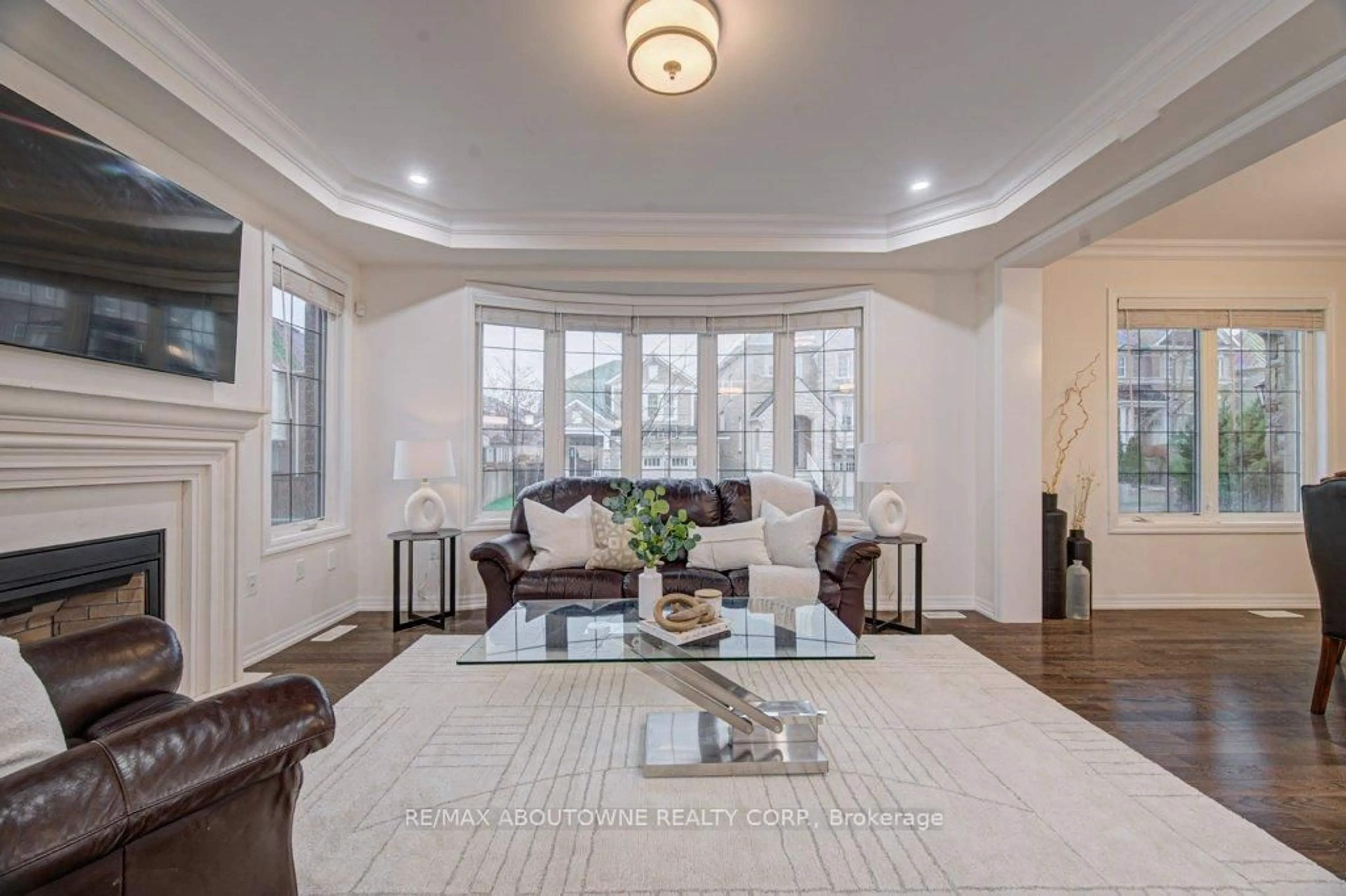 Living room with furniture, unknown for 178 Cherryhurst Rd, Oakville Ontario L6M 0W1