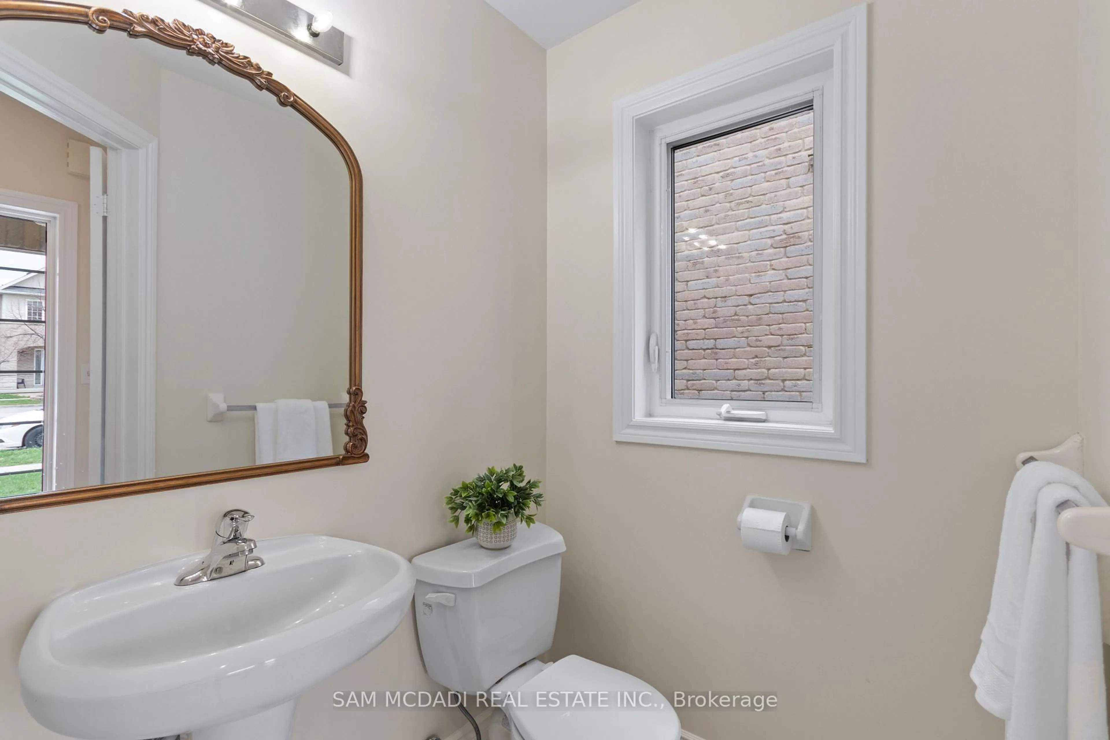 Standard bathroom, ceramic/tile floor for 4235 Thomas Alton Blvd, Burlington Ontario L7M 0N1