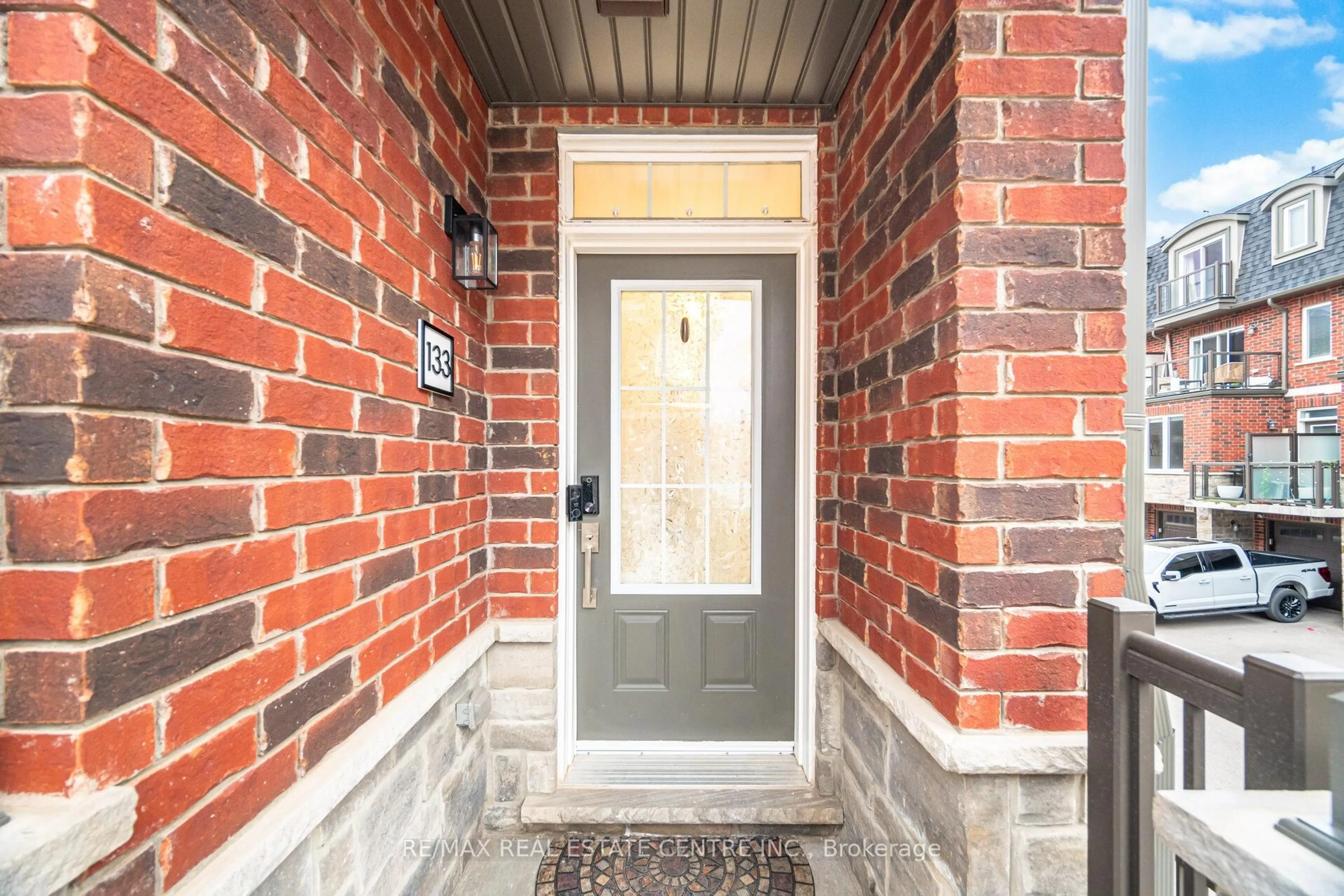 Indoor entryway for 445 Ontario St #133, Milton Ontario L9T 9K5