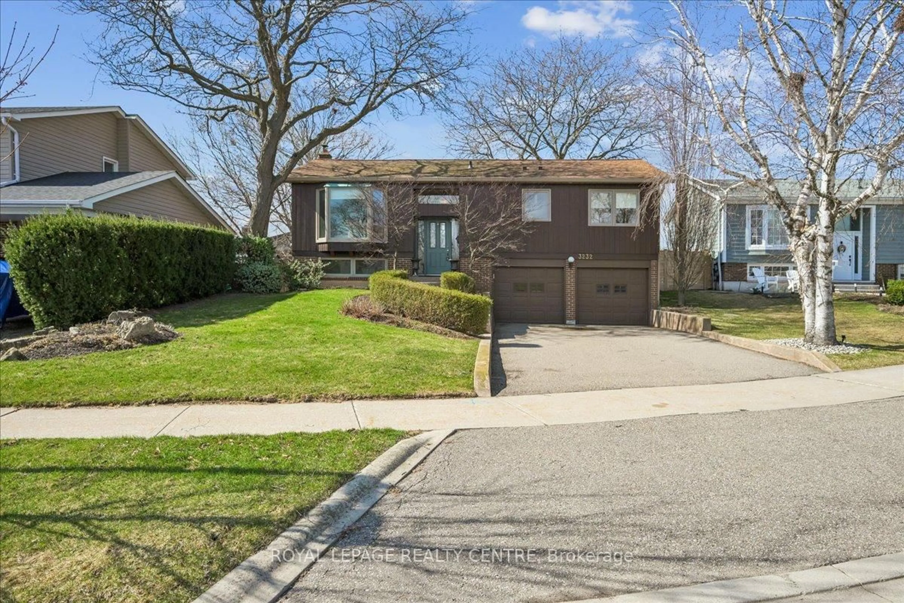 Home with brick exterior material, street for 3232 Crosstree Crt, Mississauga Ontario L5L 1G7