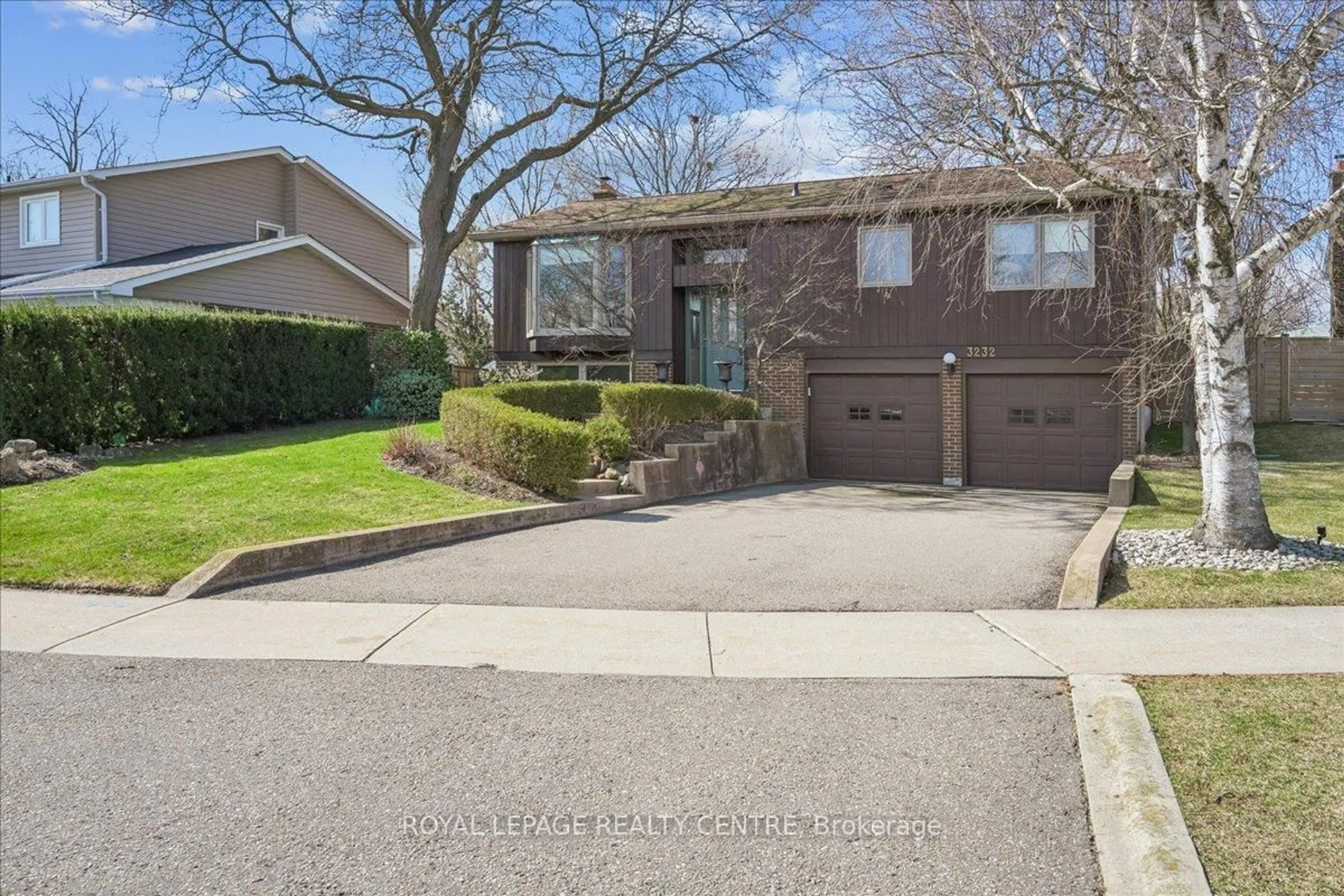 Home with brick exterior material, street for 3232 Crosstree Crt, Mississauga Ontario L5L 1G7
