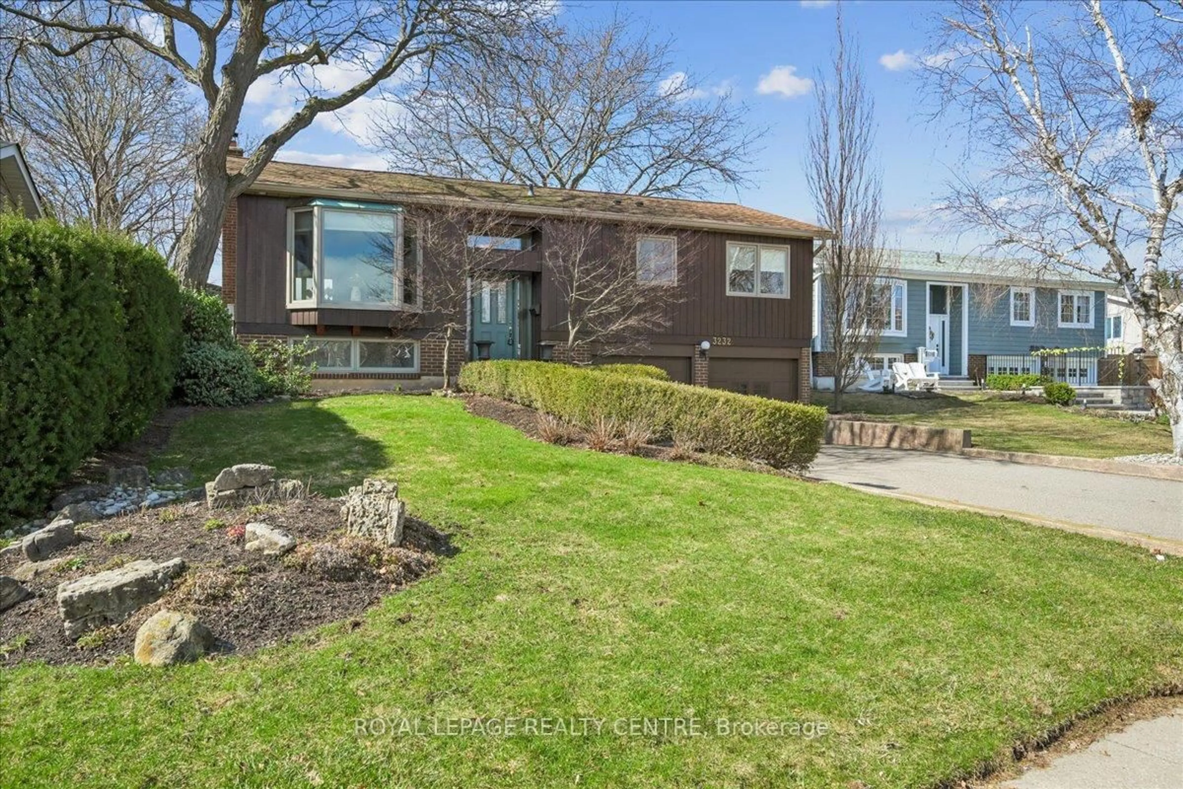 Home with brick exterior material, street for 3232 Crosstree Crt, Mississauga Ontario L5L 1G7