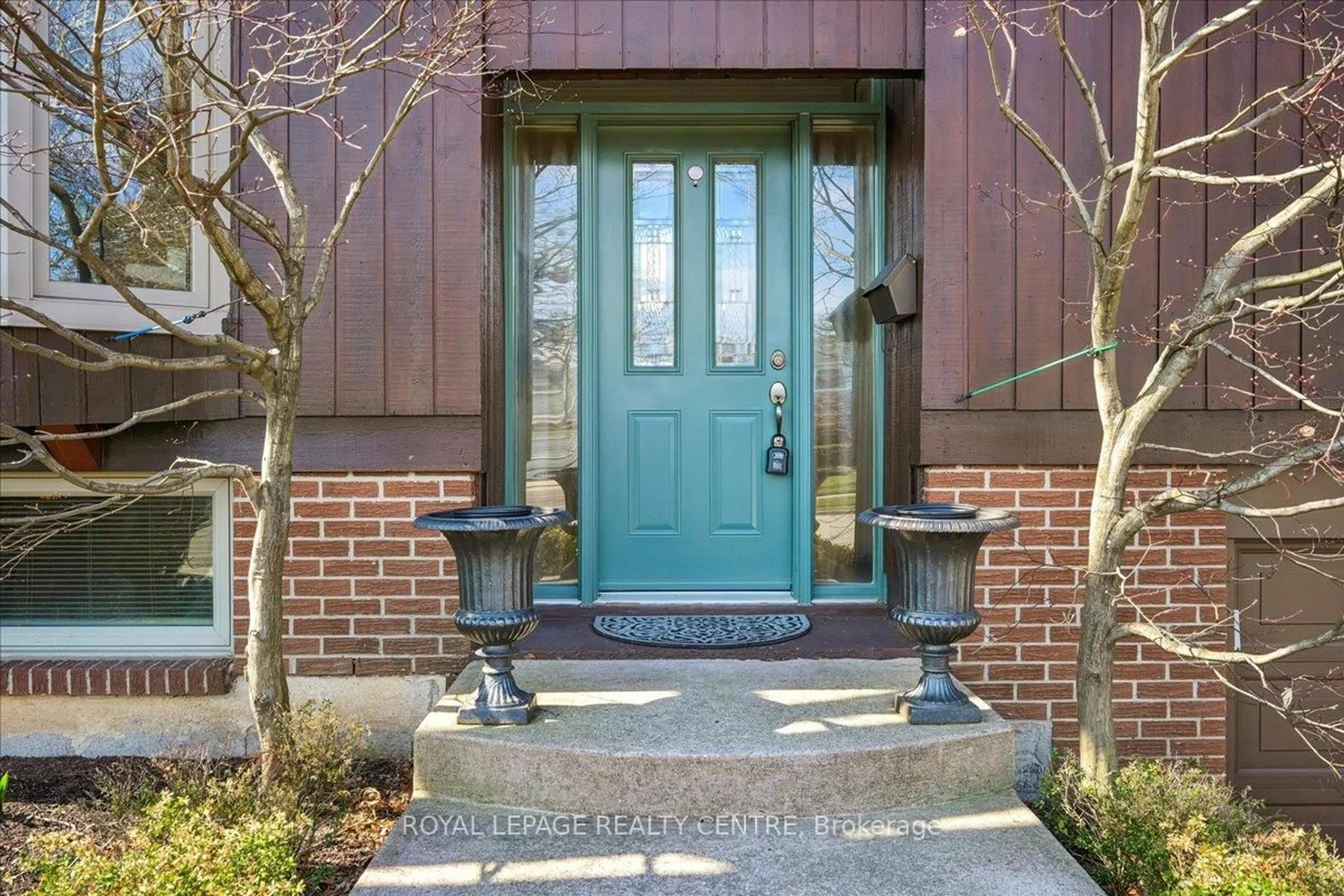 Indoor entryway for 3232 Crosstree Crt, Mississauga Ontario L5L 1G7