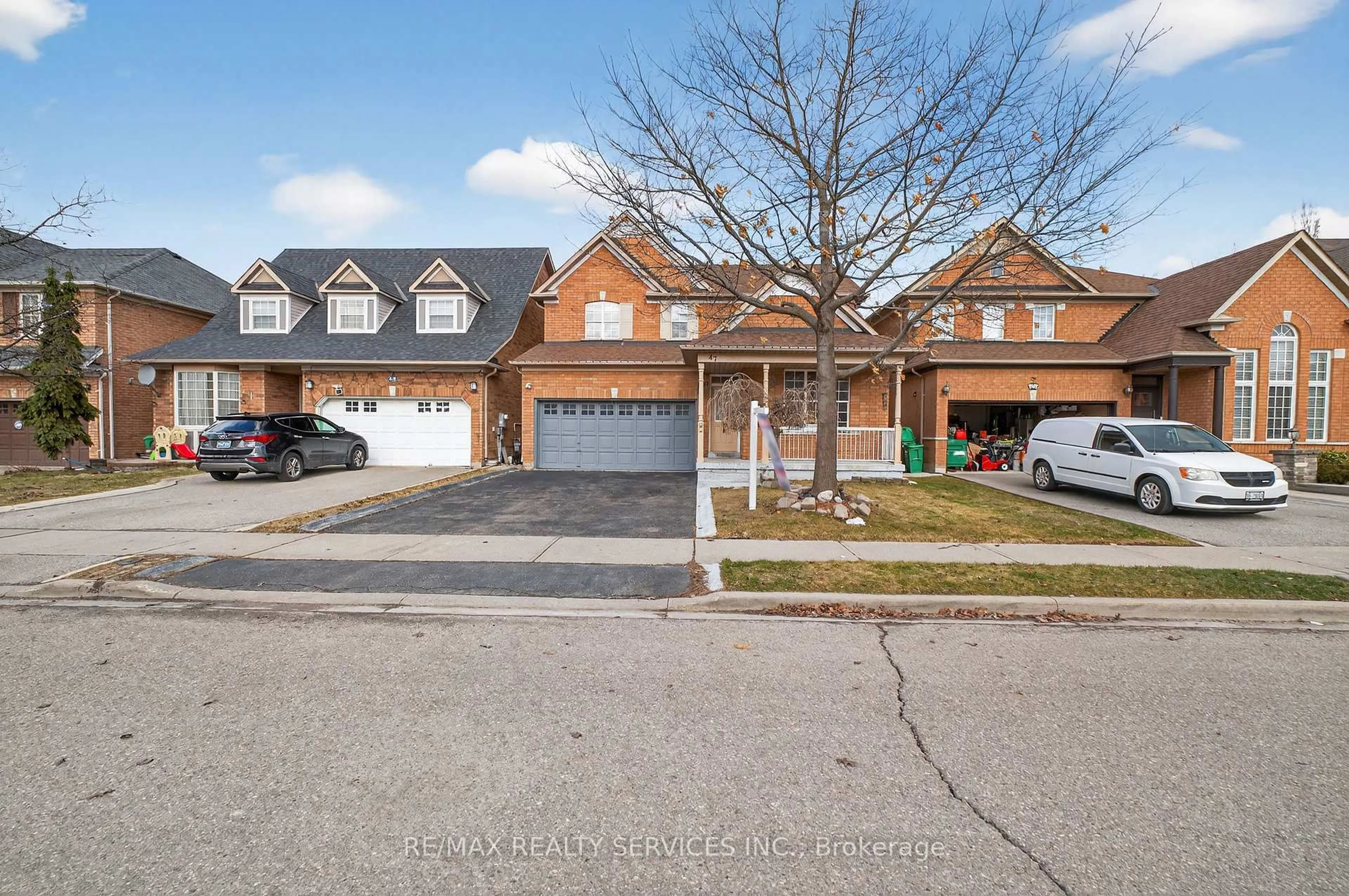 A pic from outside/outdoor area/front of a property/back of a property/a pic from drone, street for 47 Upper Highlands Dr, Brampton Ontario L6Z 4V9
