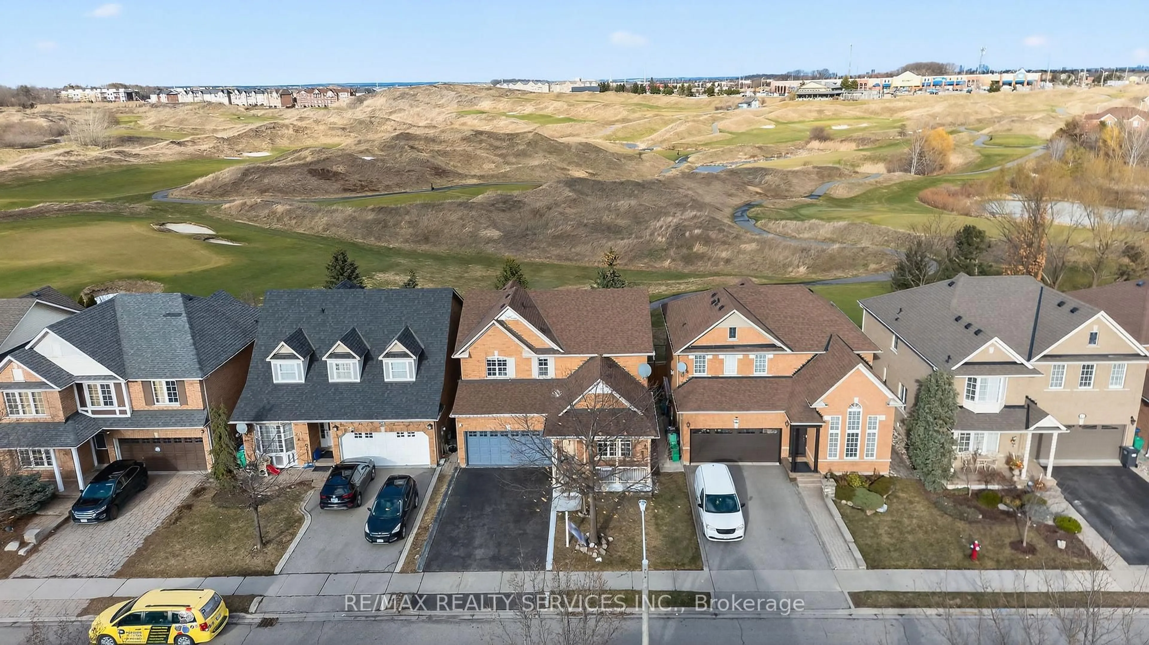 A pic from outside/outdoor area/front of a property/back of a property/a pic from drone, street for 47 Upper Highlands Dr, Brampton Ontario L6Z 4V9