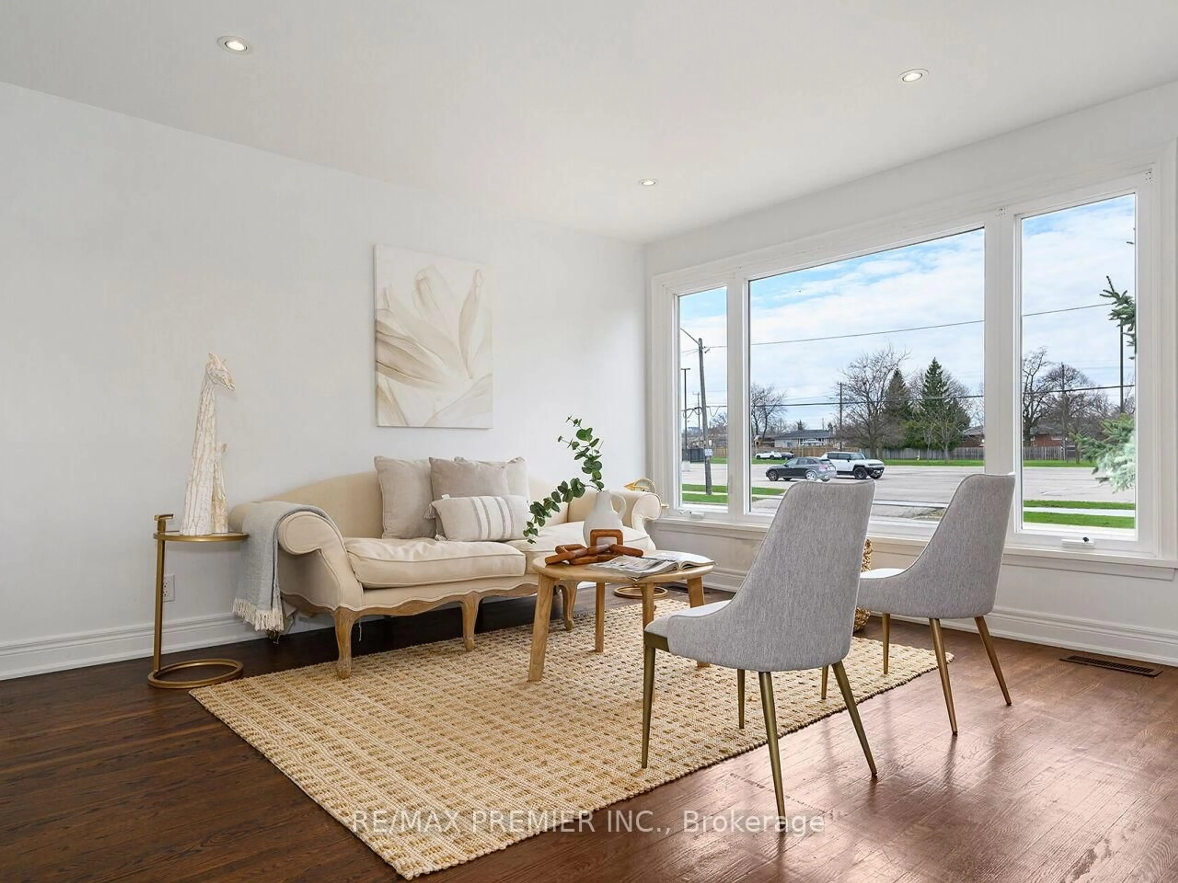 Living room with furniture, wood/laminate floor for 9 Templar Dr, Toronto Ontario M9R 3C6