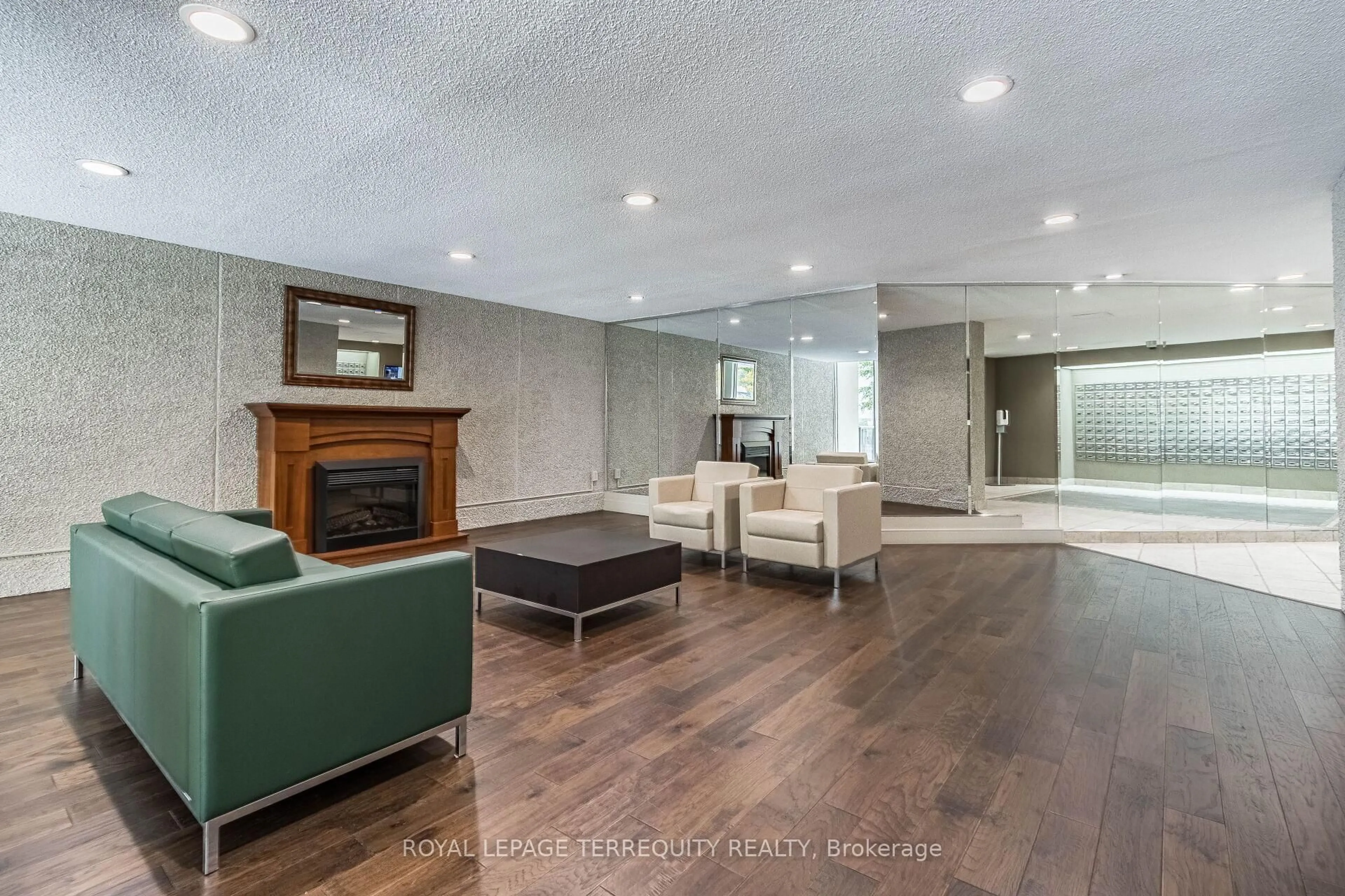 Unknown for 812 Burnhamthorpe Rd #1907, Toronto Ontario M9C 4W1