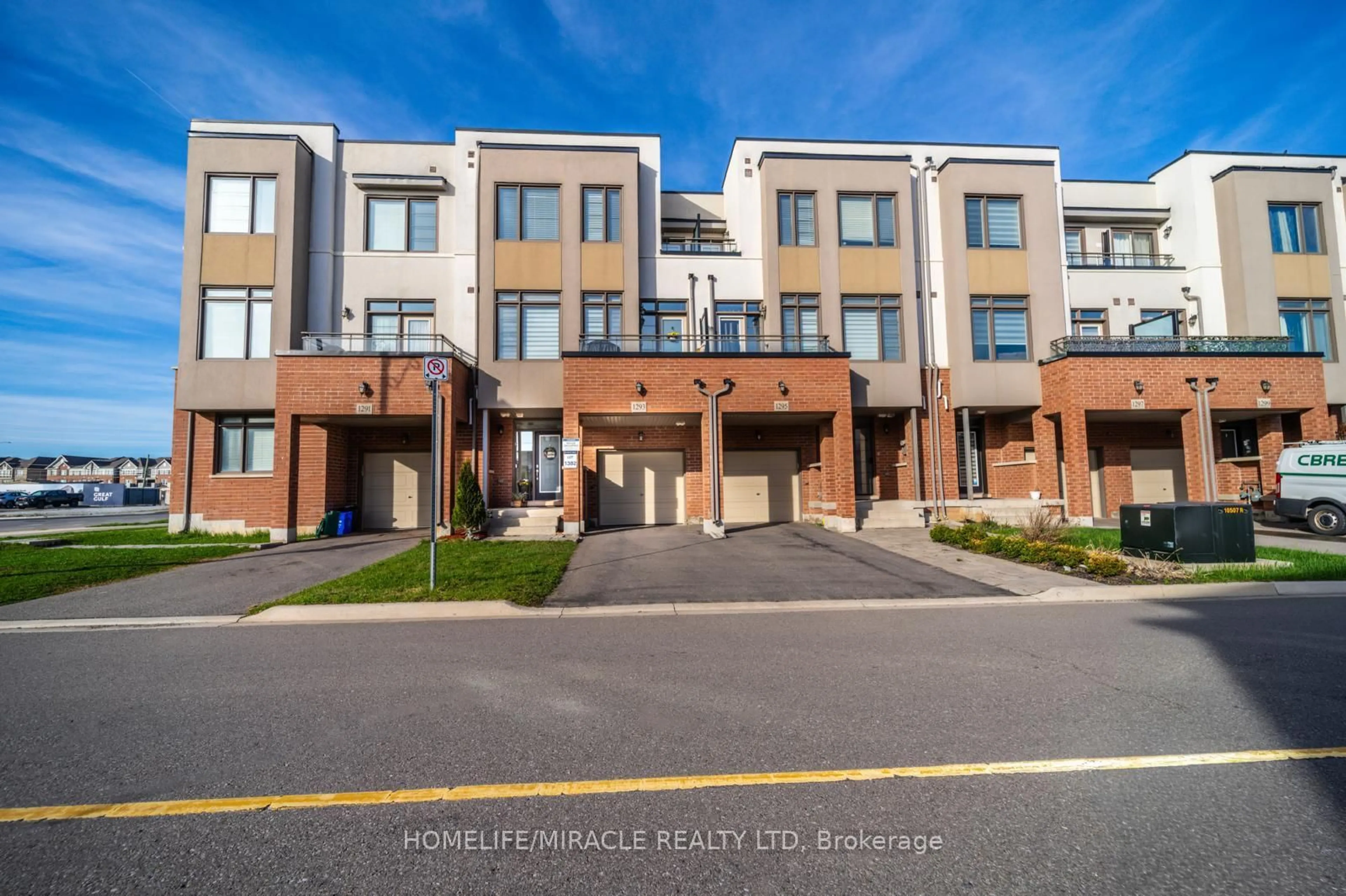 A pic from outside/outdoor area/front of a property/back of a property/a pic from drone, street for 1293 Clarriage Crt, Milton Ontario L9E 1J4