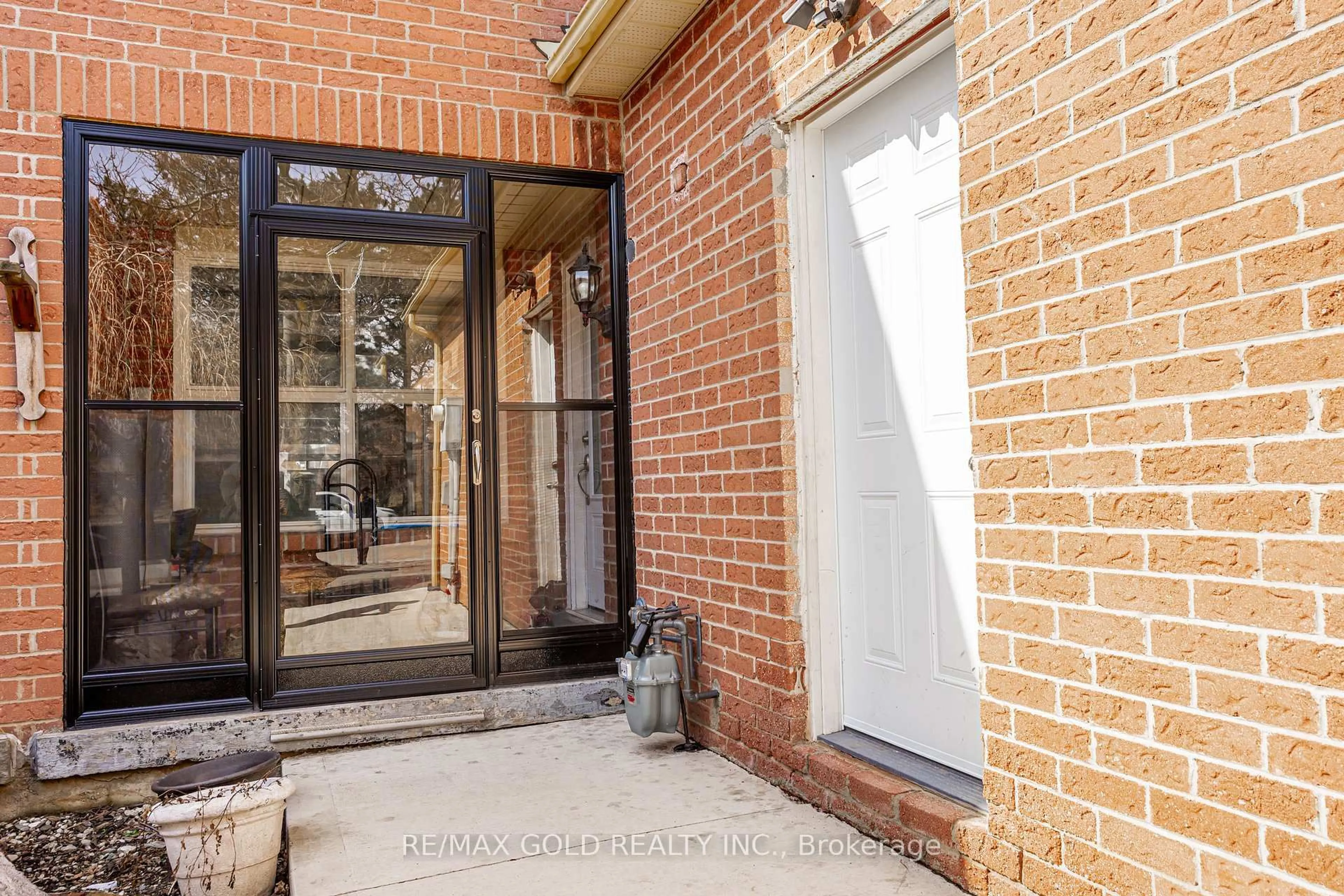 Unknown for 28 Silverstream Rd, Brampton Ontario L6Z 3W5