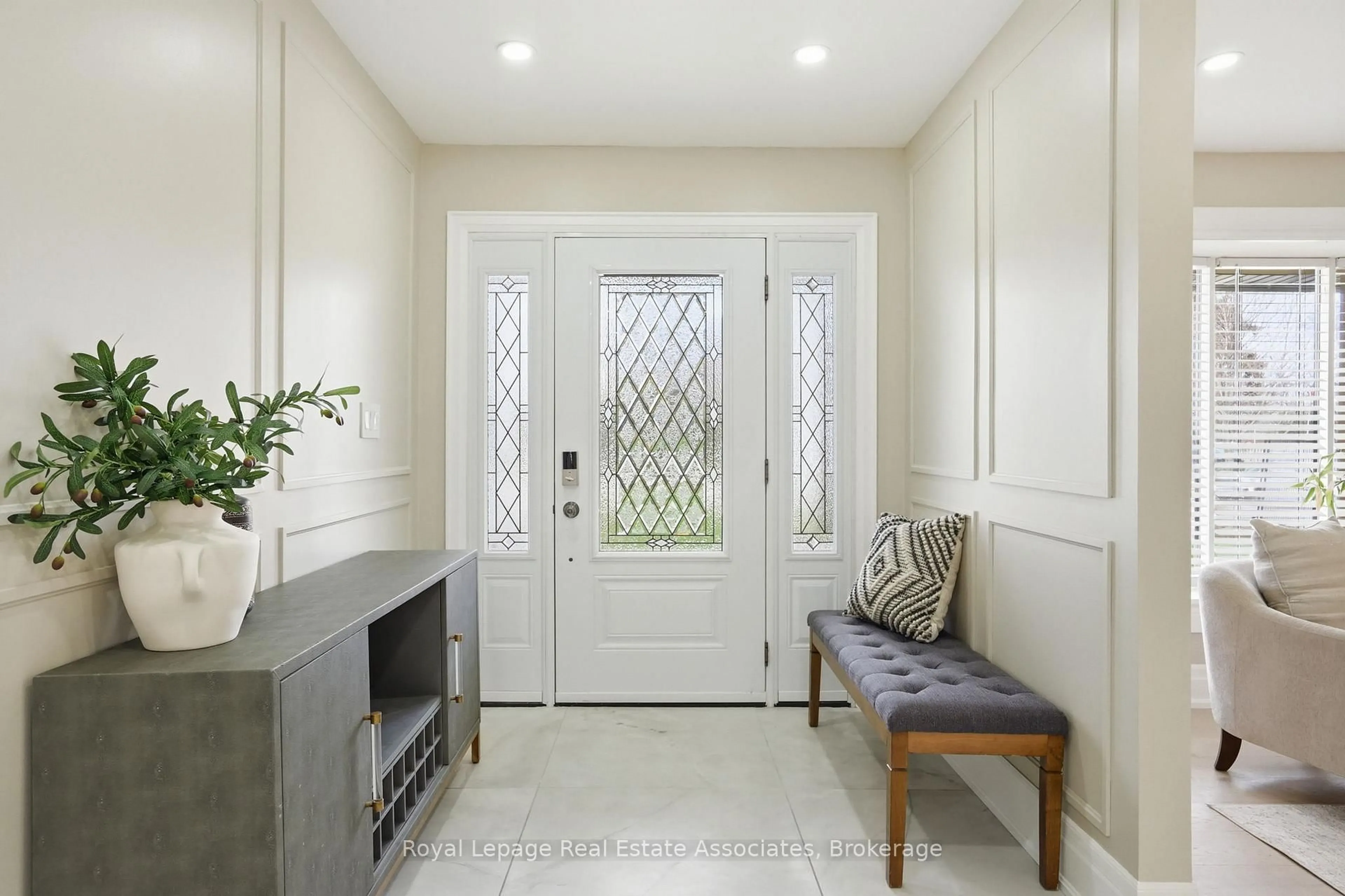 Indoor entryway for 161 Mill St, Halton Hills Ontario L7G 2C4