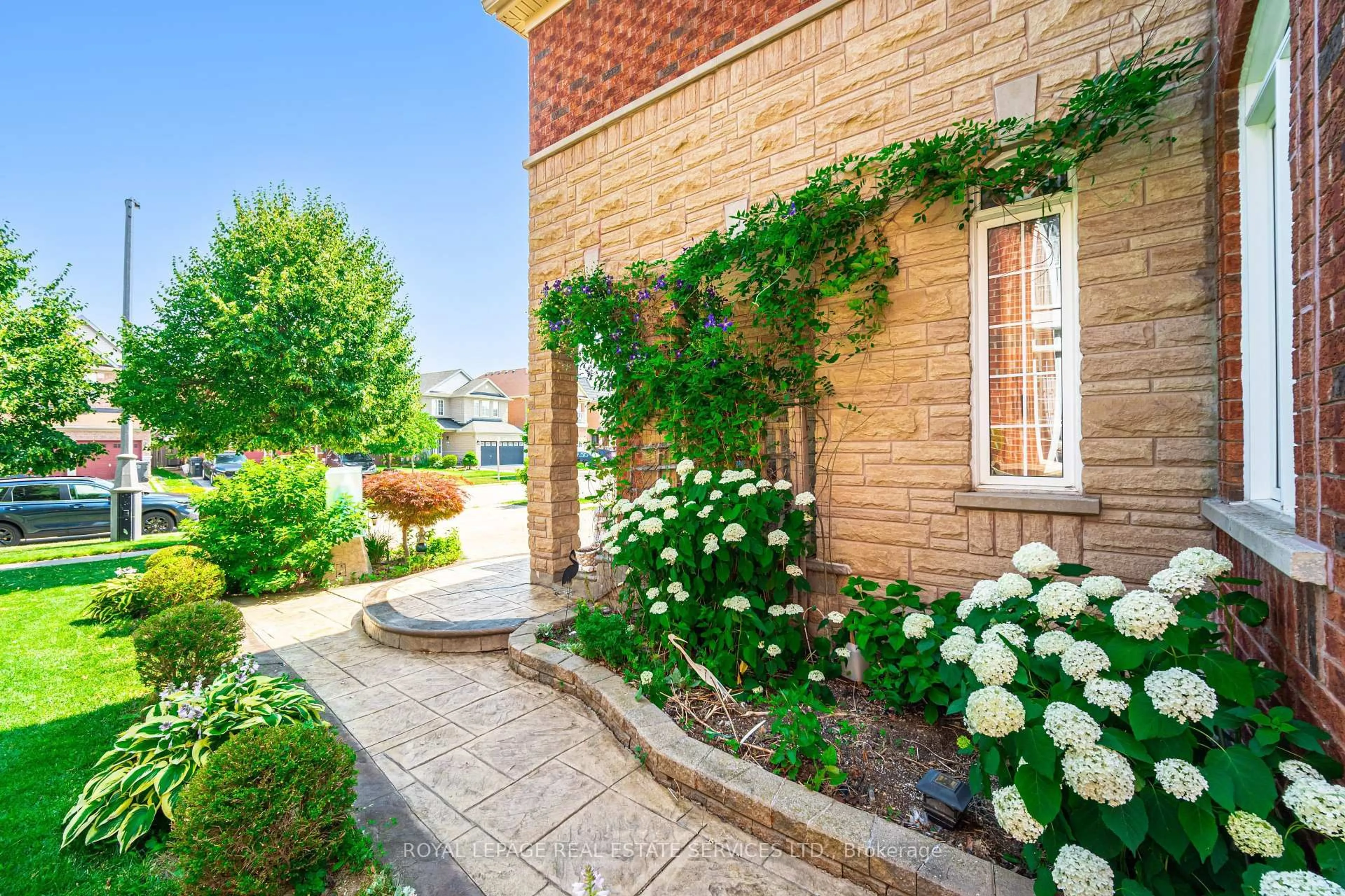 Patio, street for 3809 Candlelight Dr, Mississauga Ontario L5M 8A8