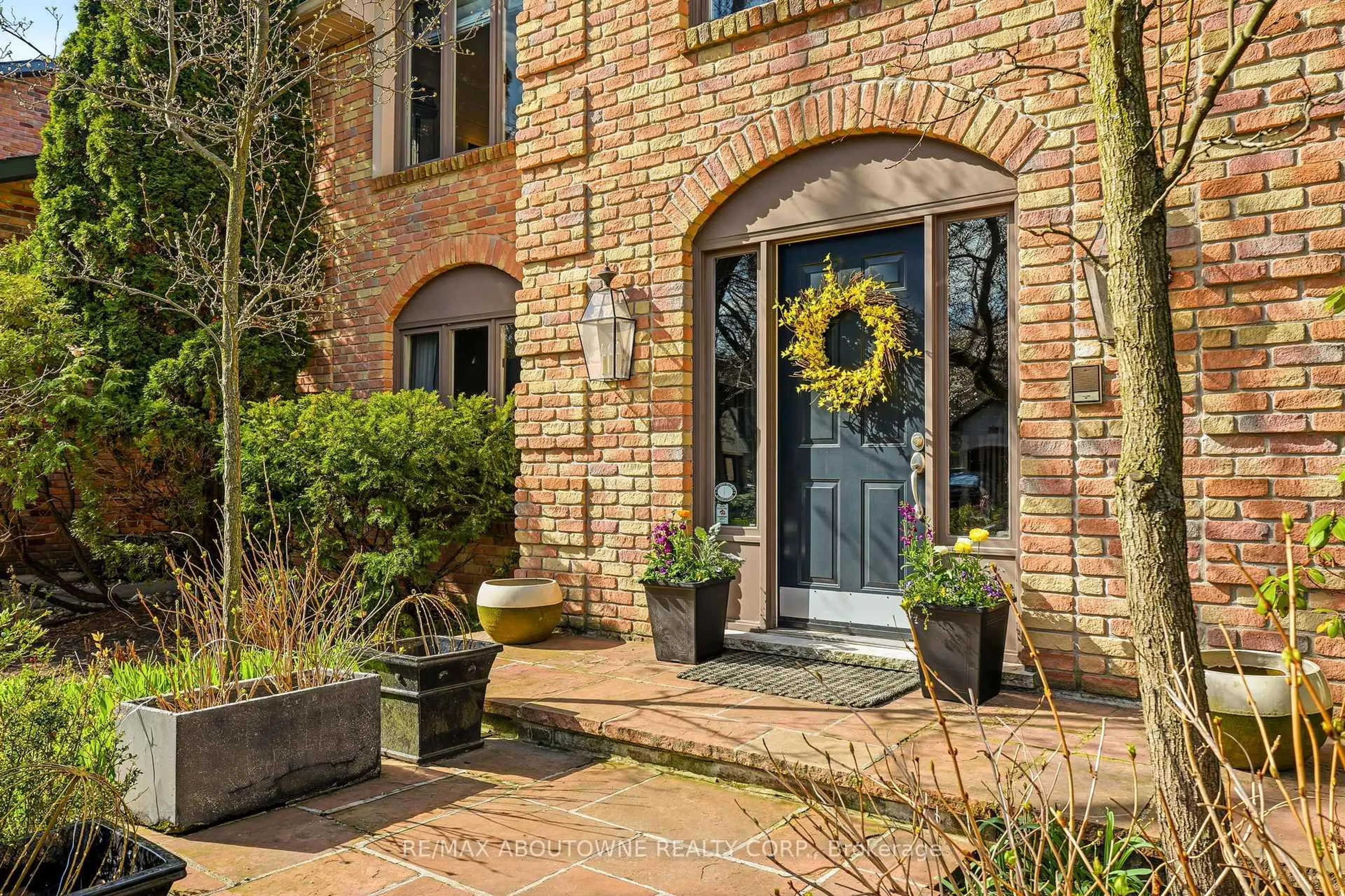 Home with brick exterior material, street for 356 Shoreacres Rd, Burlington Ontario L7L 2H5