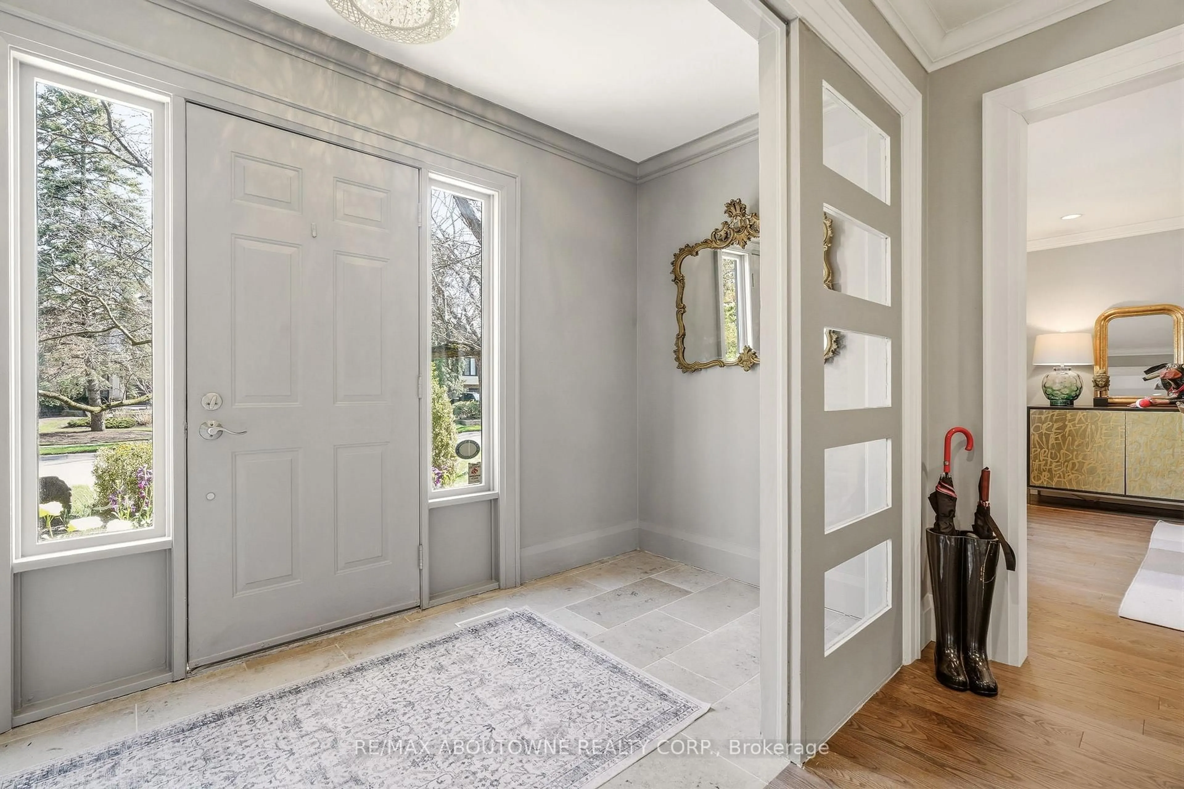 Indoor entryway for 356 Shoreacres Rd, Burlington Ontario L7L 2H5