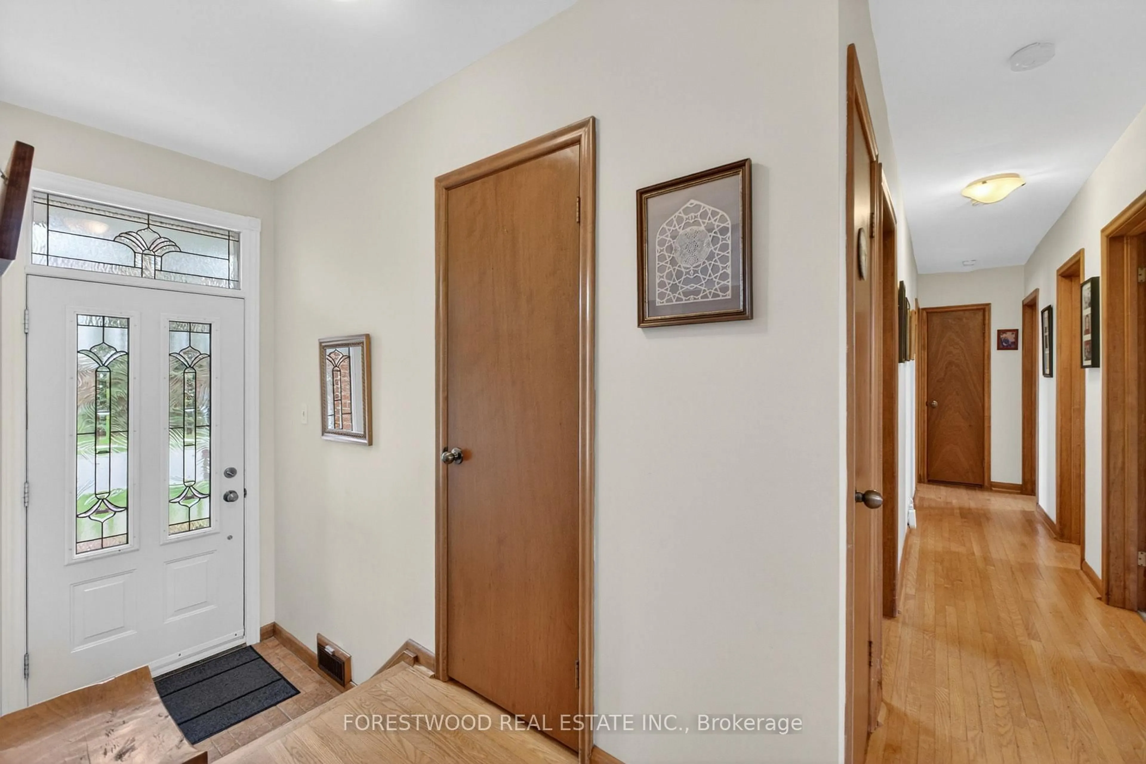 Indoor entryway for 651 Breckenridge Rd, Mississauga Ontario L5A 2C7