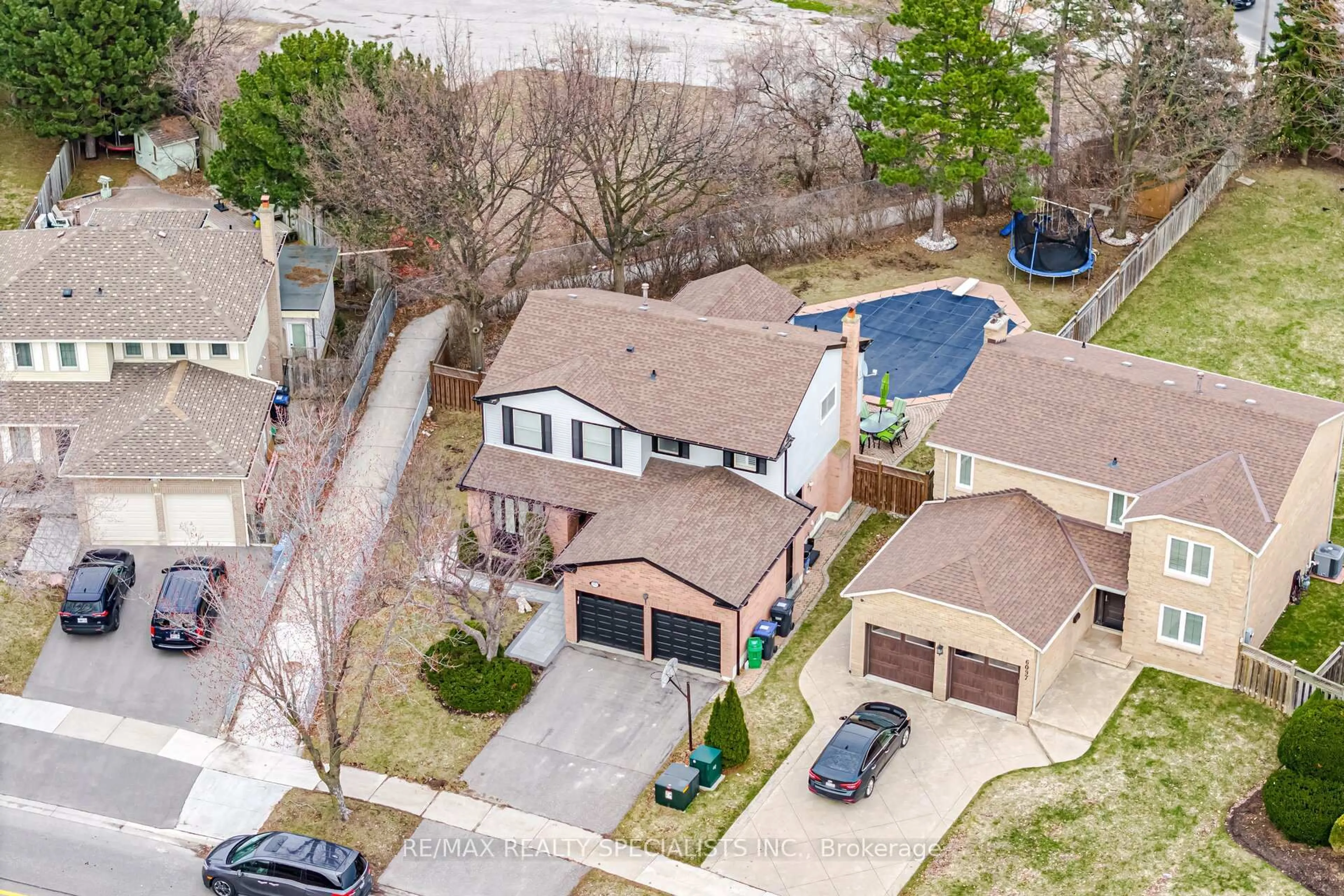 A pic from outside/outdoor area/front of a property/back of a property/a pic from drone, street for 6101 Edenwood Dr, Mississauga Ontario L5N 2Y6