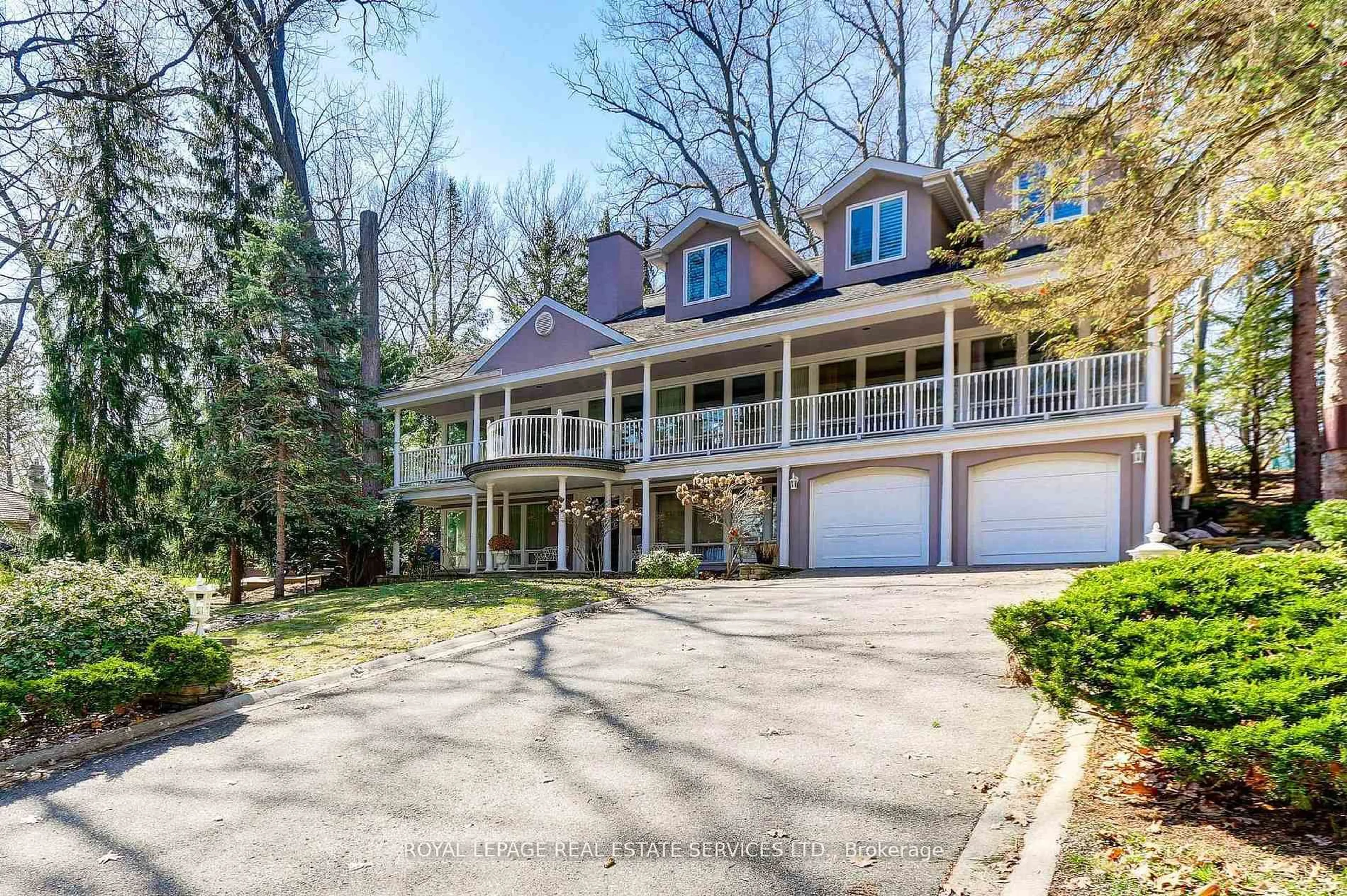 A pic from outside/outdoor area/front of a property/back of a property/a pic from drone, street for 32 Edenbrook Hill, Toronto Ontario M9A 3Z6