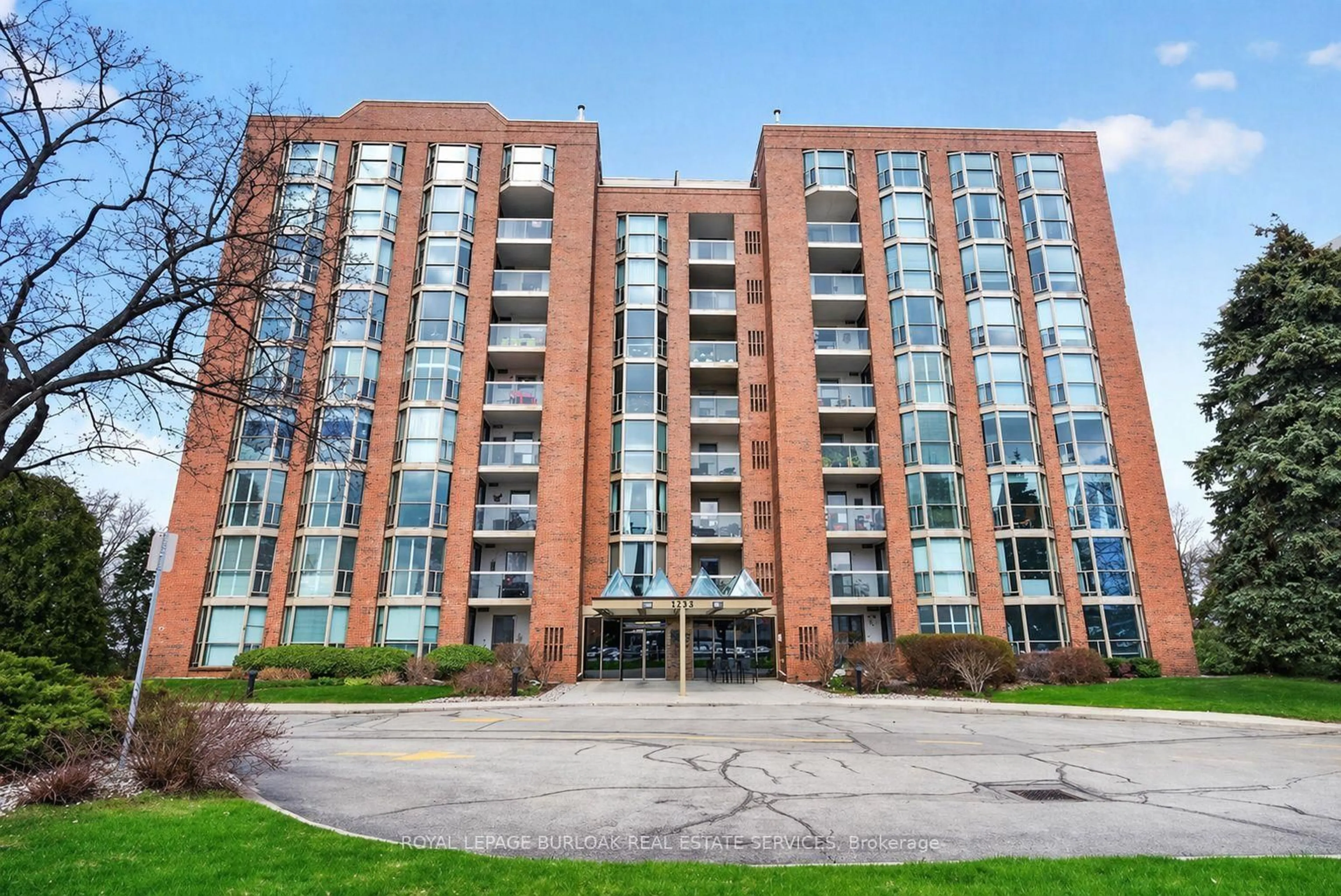 Indoor foyer for 1225 North Shore Blvd #307, Burlington Ontario L7S 1Z6