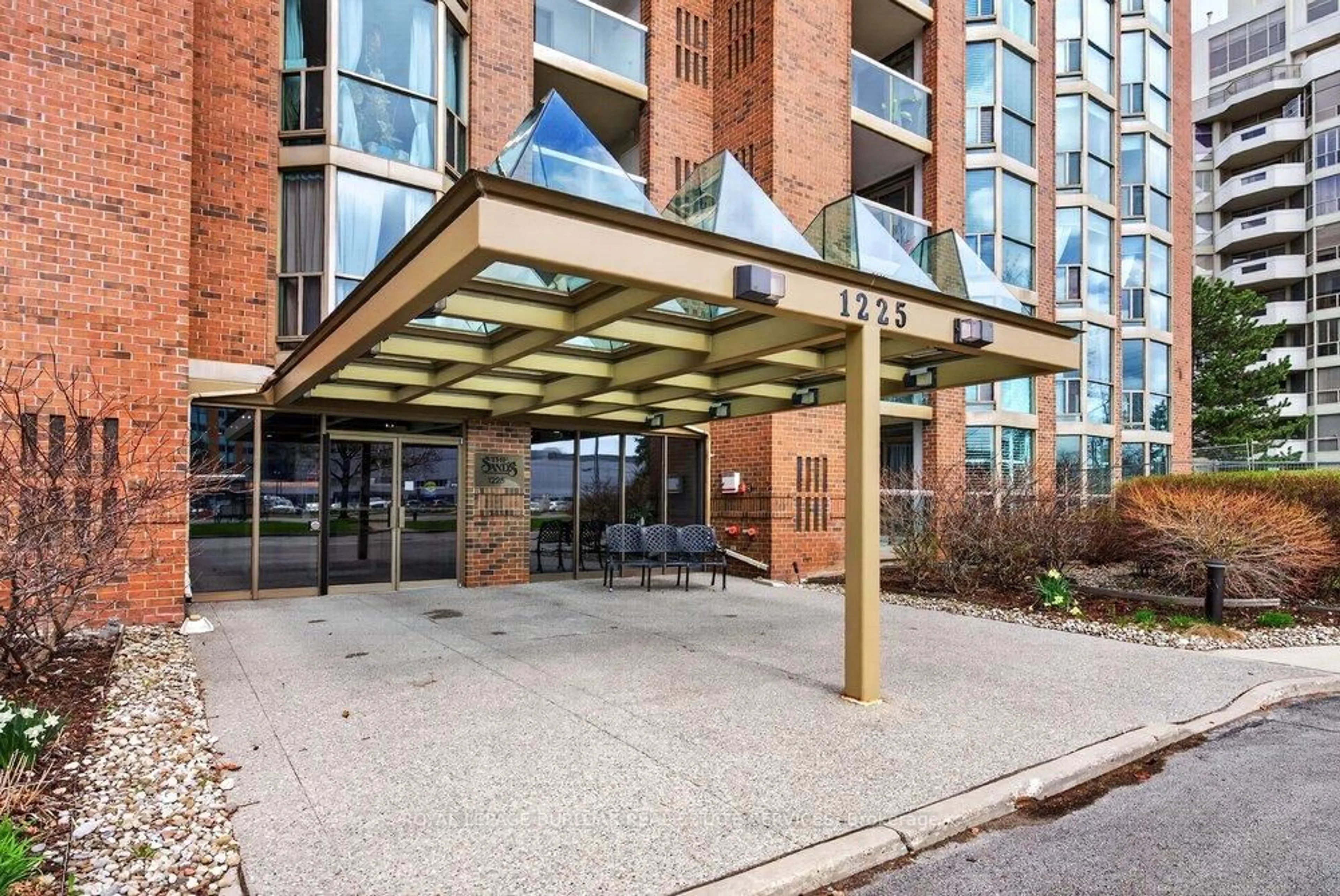 Indoor foyer for 1225 North Shore Blvd #307, Burlington Ontario L7S 1Z6