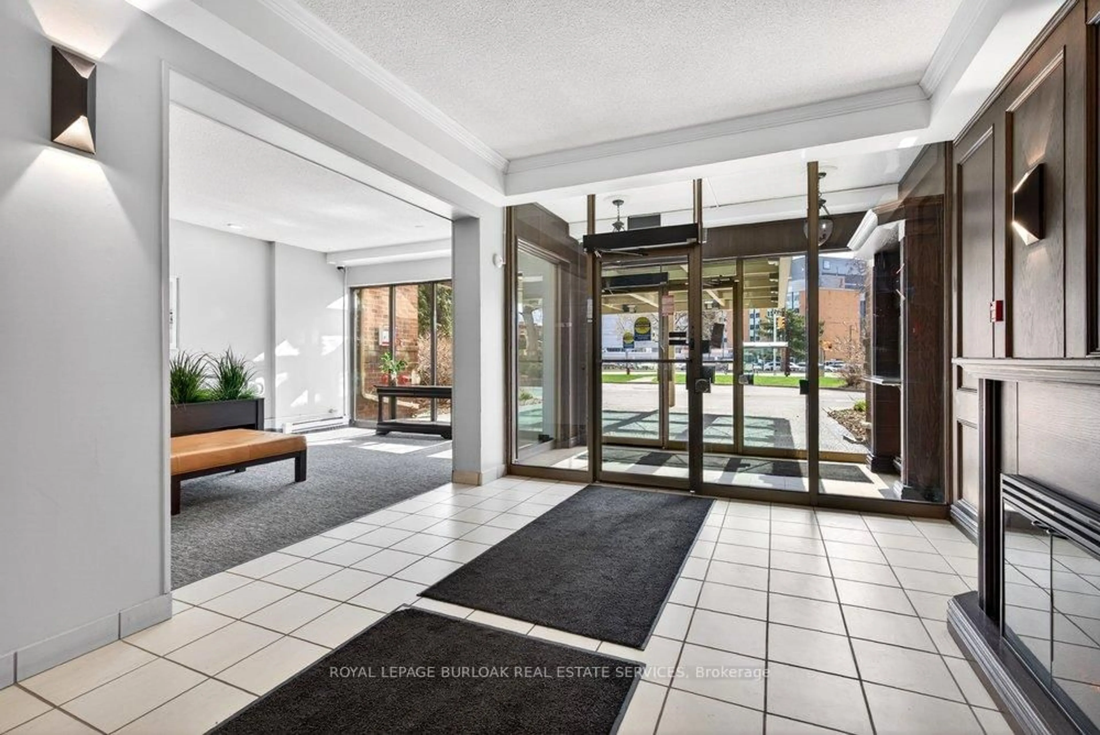 Indoor foyer for 1225 North Shore Blvd #307, Burlington Ontario L7S 1Z6