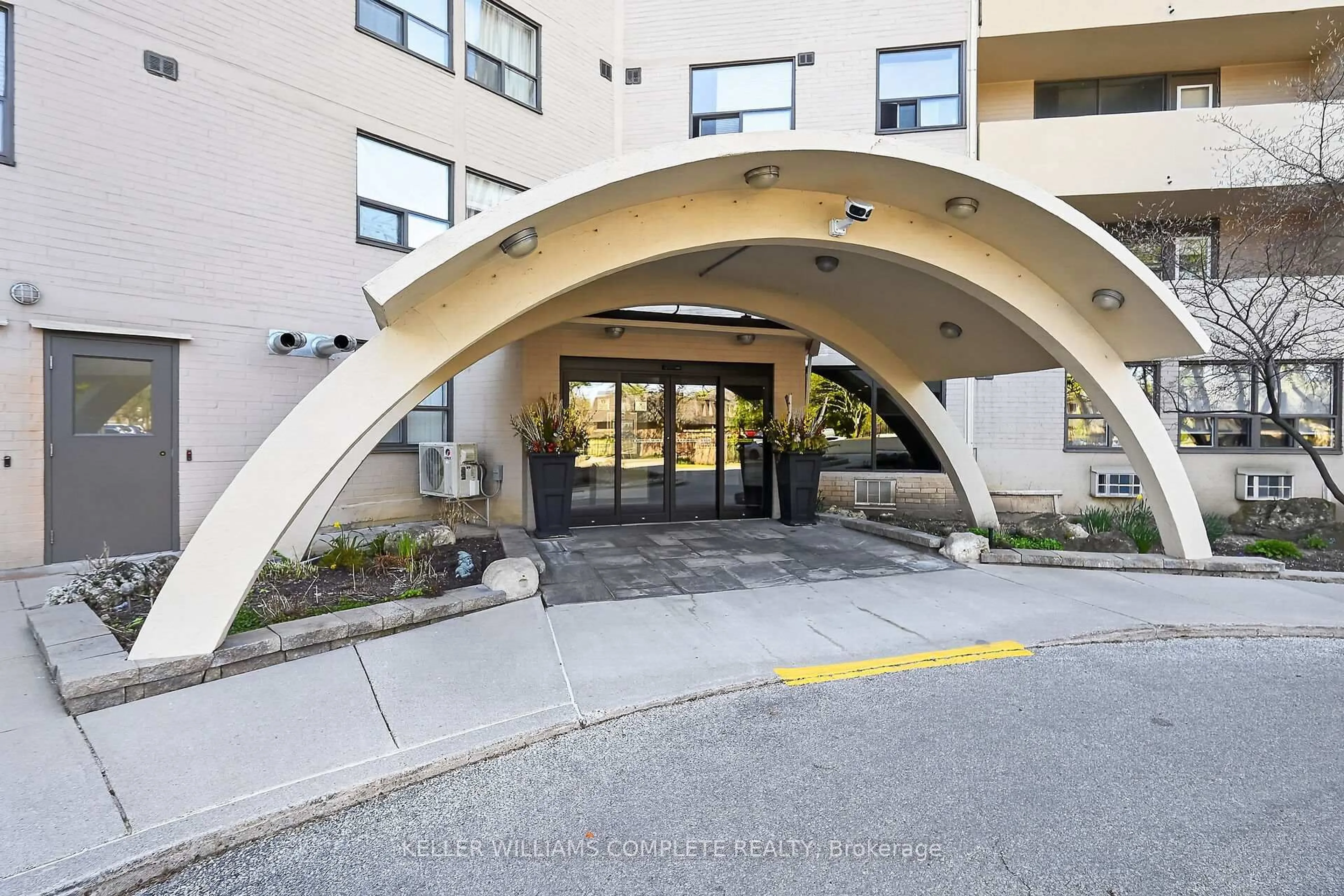 Indoor foyer for 700 Dynes Rd #904, Burlington Ontario L7N 3M2