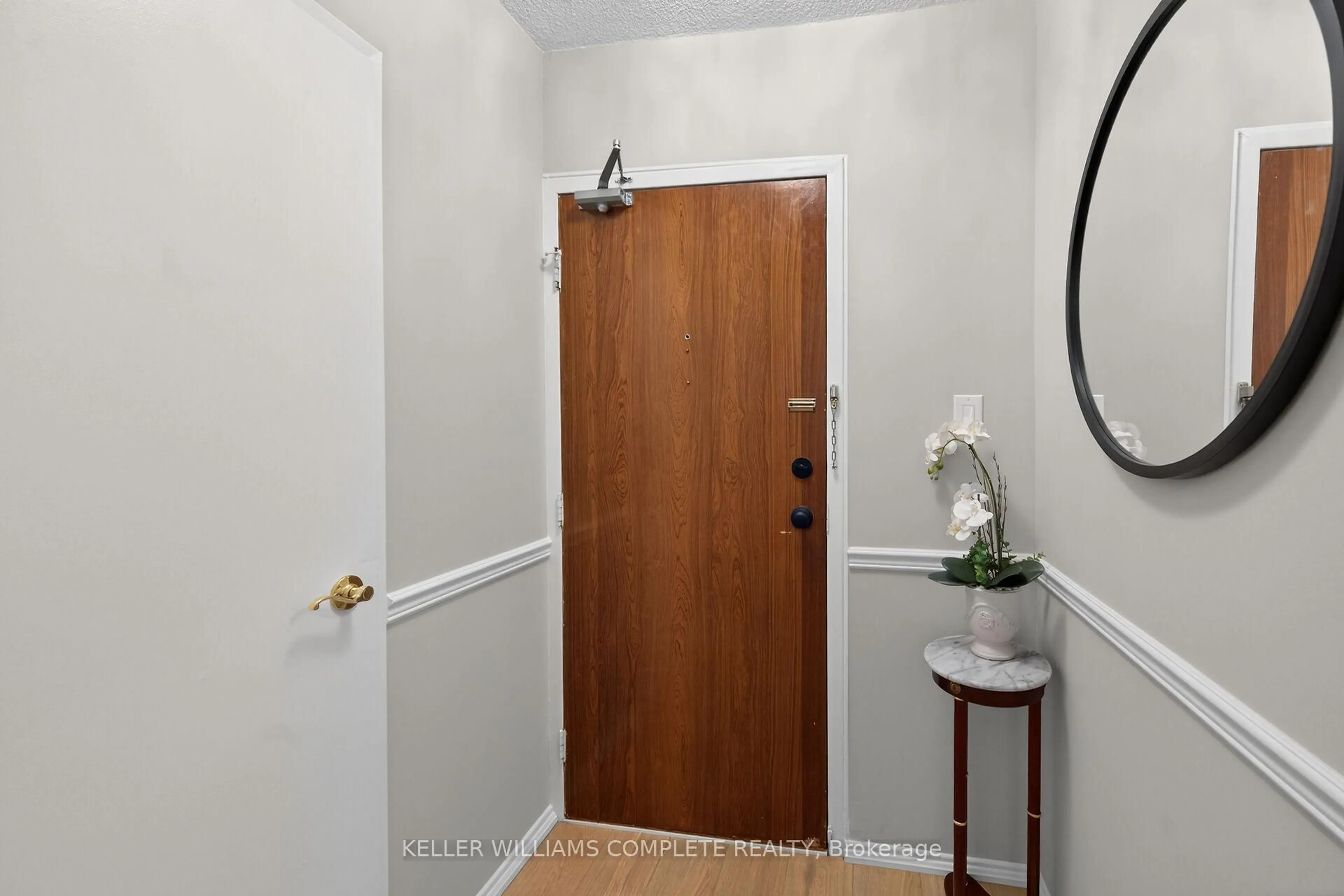 Indoor entryway for 700 Dynes Rd #904, Burlington Ontario L7N 3M2