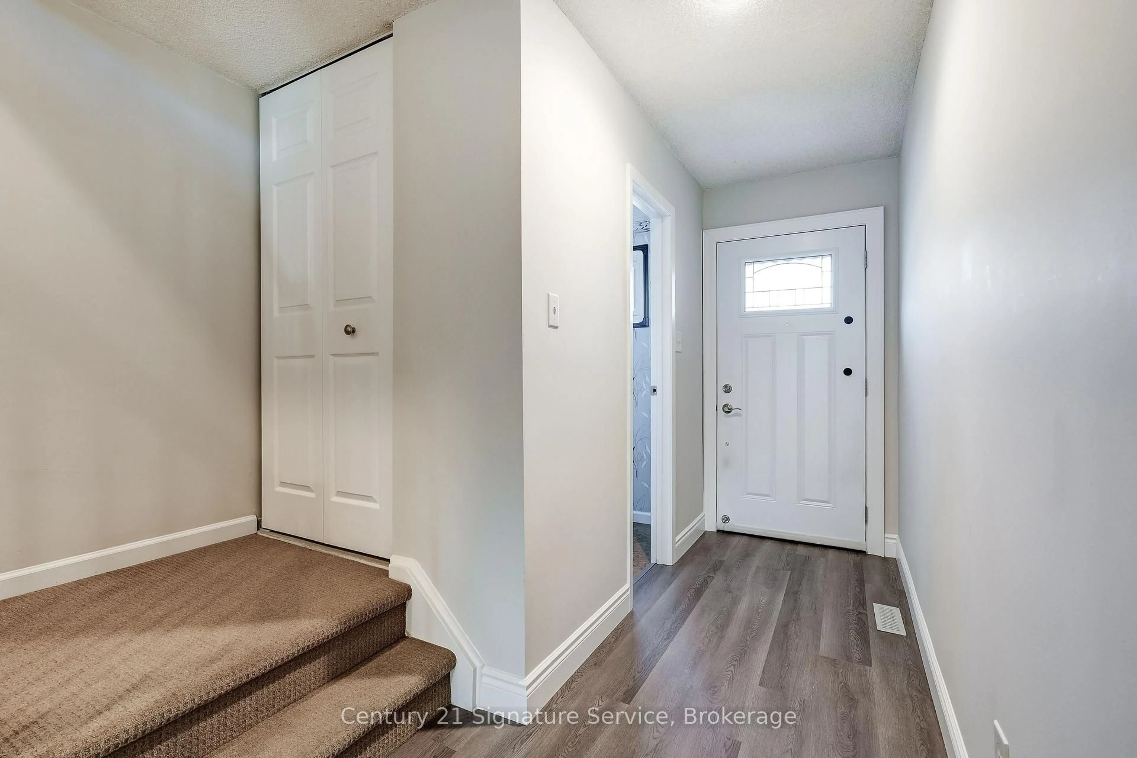 Indoor entryway for 1951 Rathburn Rd #177, Mississauga Ontario L4W 2N9