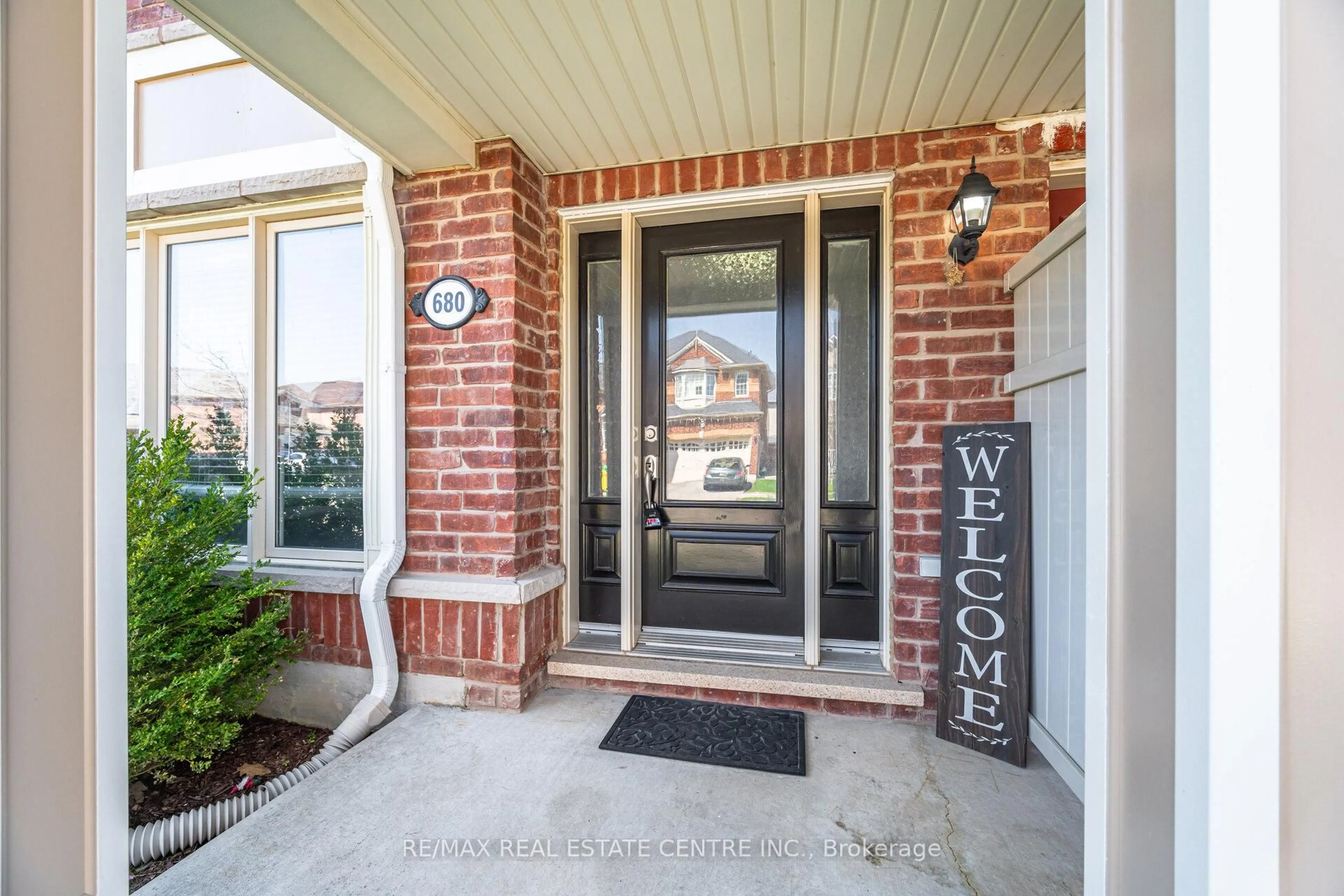 Indoor entryway for 680 Mceastern Path, Milton Ontario L9T 0G4