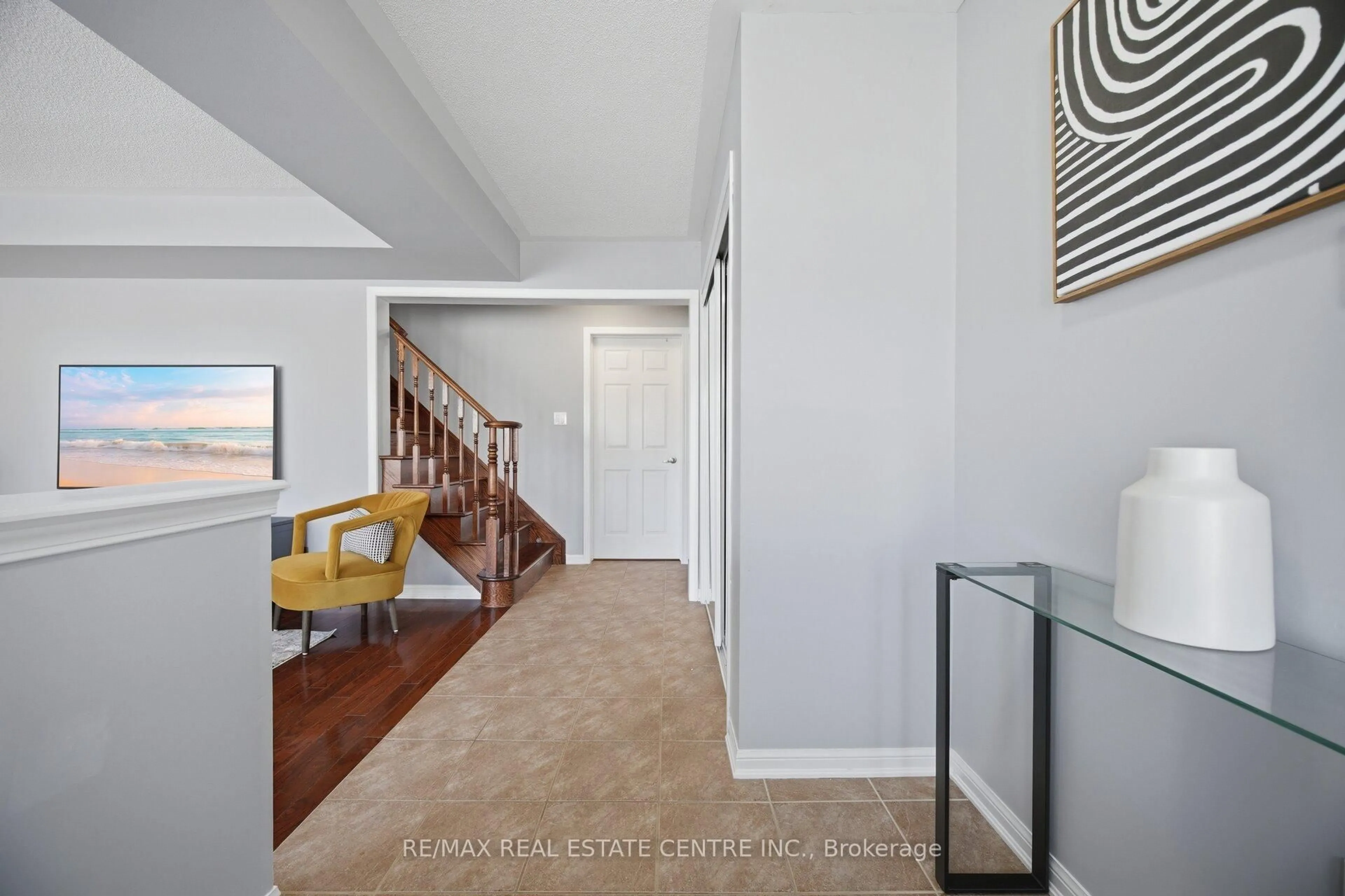 Indoor entryway for 680 Mceastern Path, Milton Ontario L9T 0G4