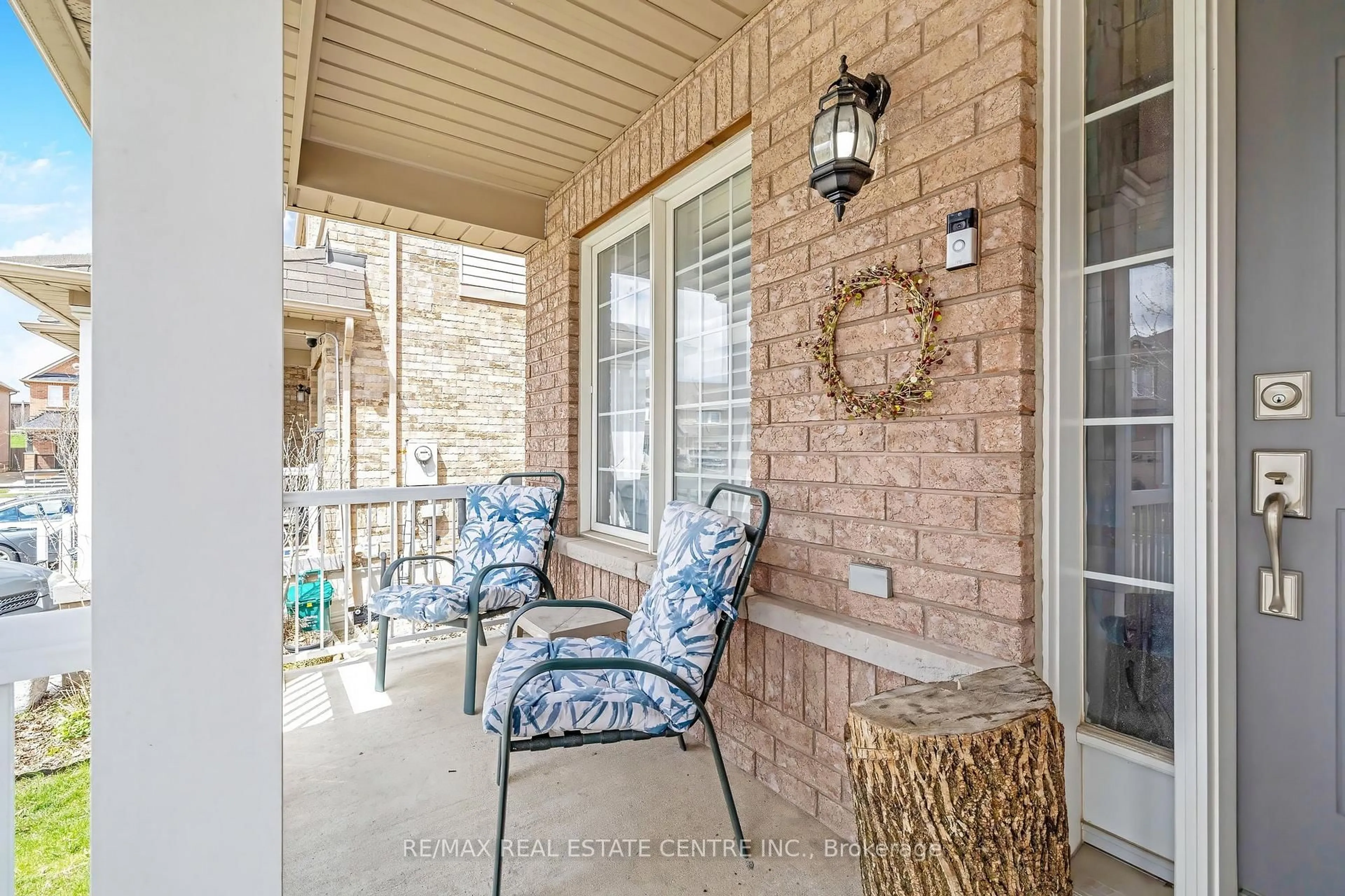 Patio, street for 305 Teetzel Dr, Milton Ontario L9T 0B1