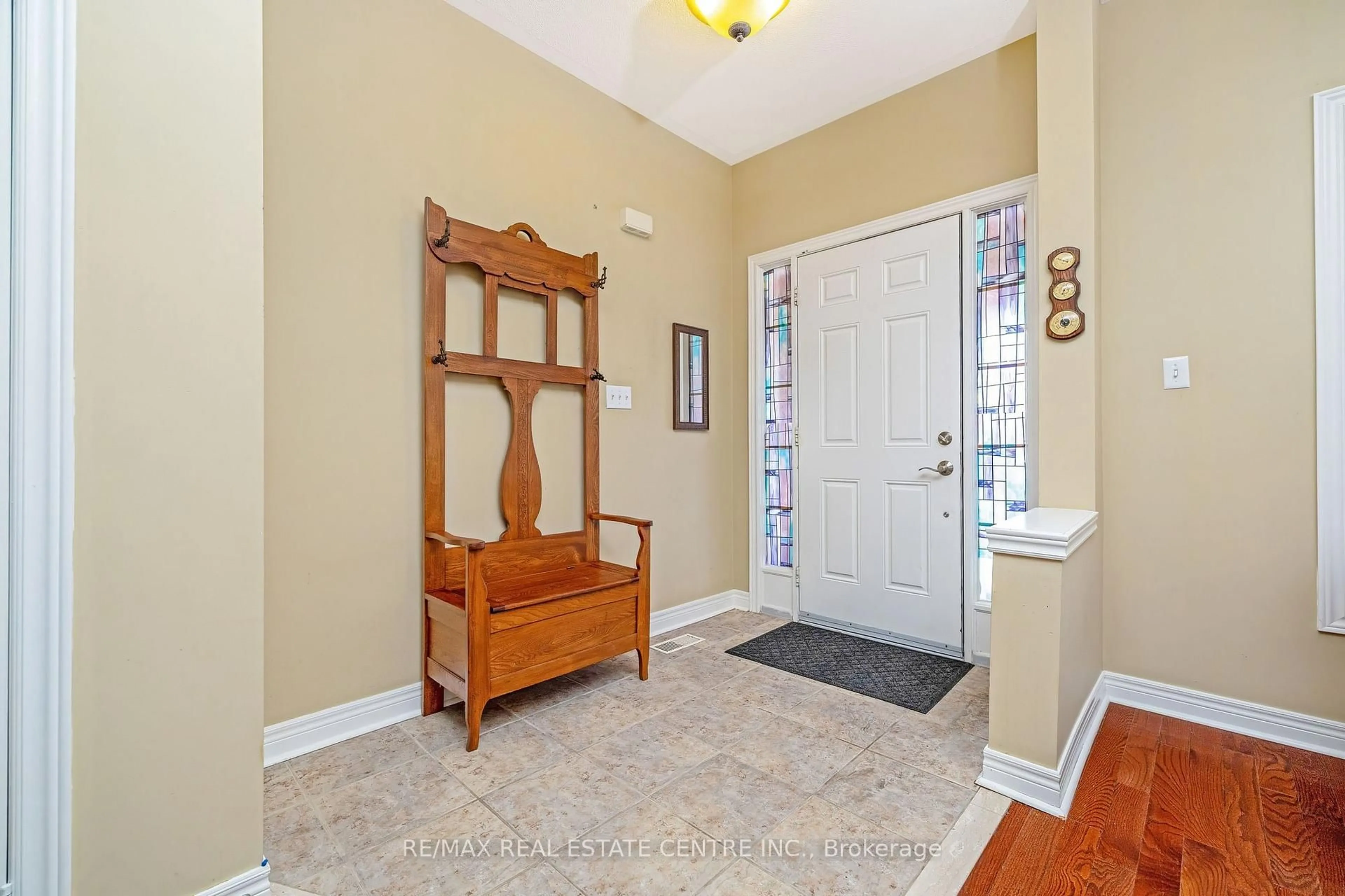 Indoor entryway for 305 Teetzel Dr, Milton Ontario L9T 0B1