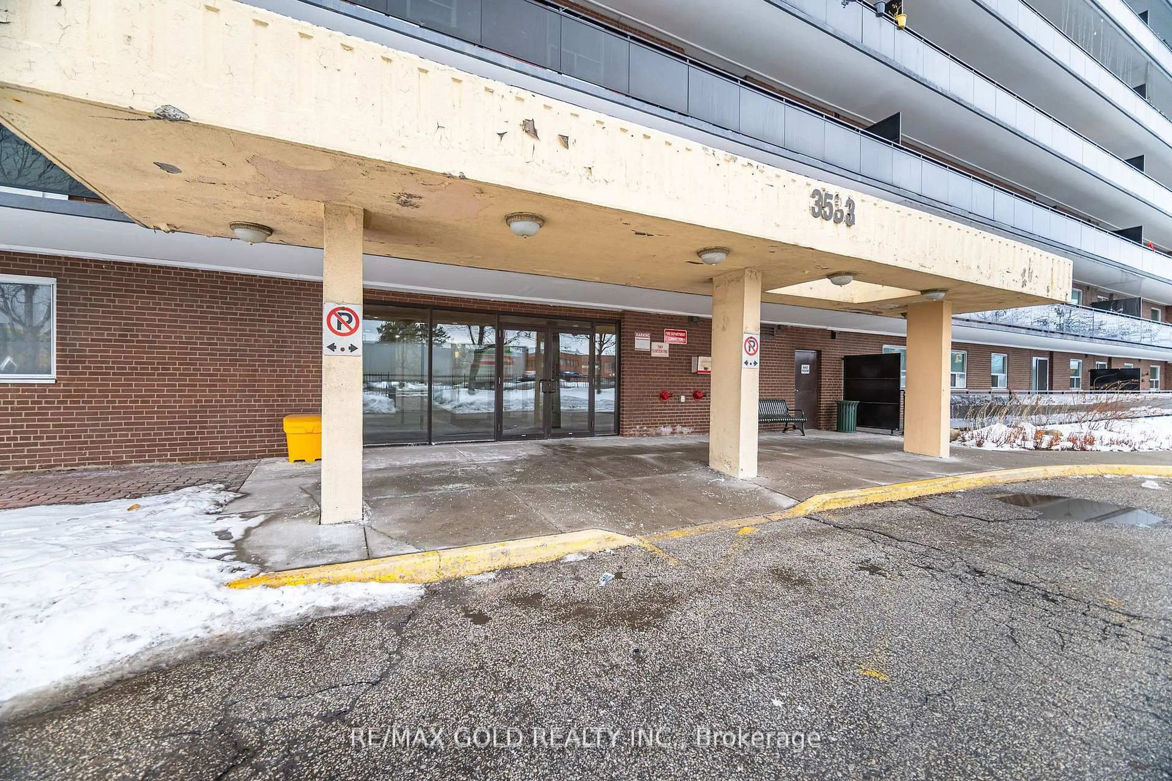 Indoor foyer for 3533 Derry Rd #607, Mississauga Ontario L4T 1B1