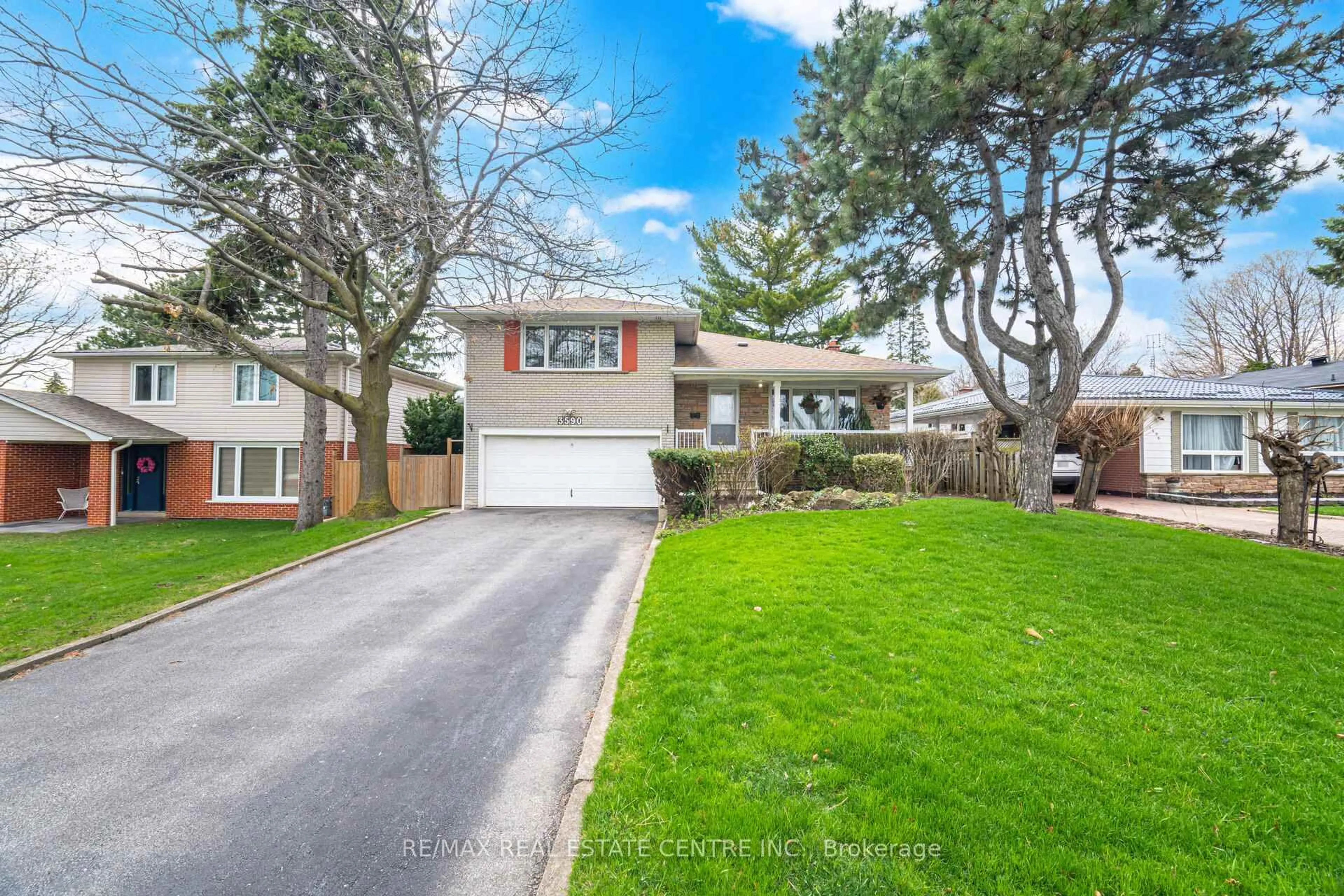 Home with vinyl exterior material, street for 3590 Fieldgate Dr, Mississauga Ontario L4X 2J7