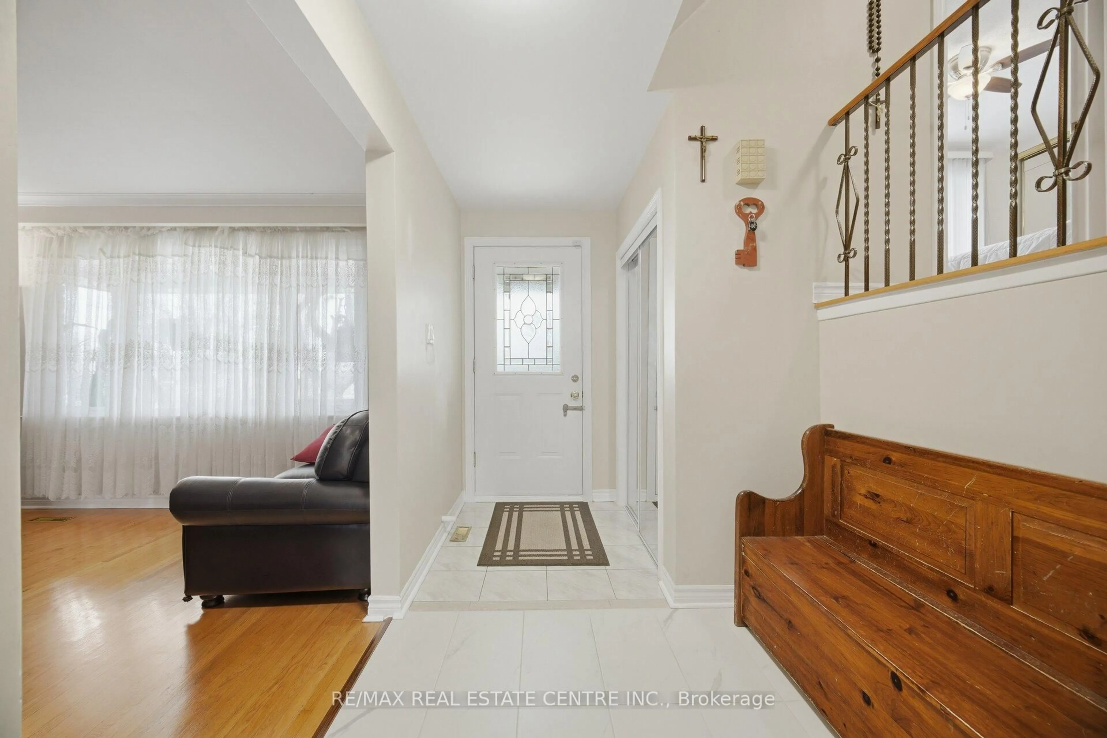 Indoor entryway for 3590 Fieldgate Dr, Mississauga Ontario L4X 2J7