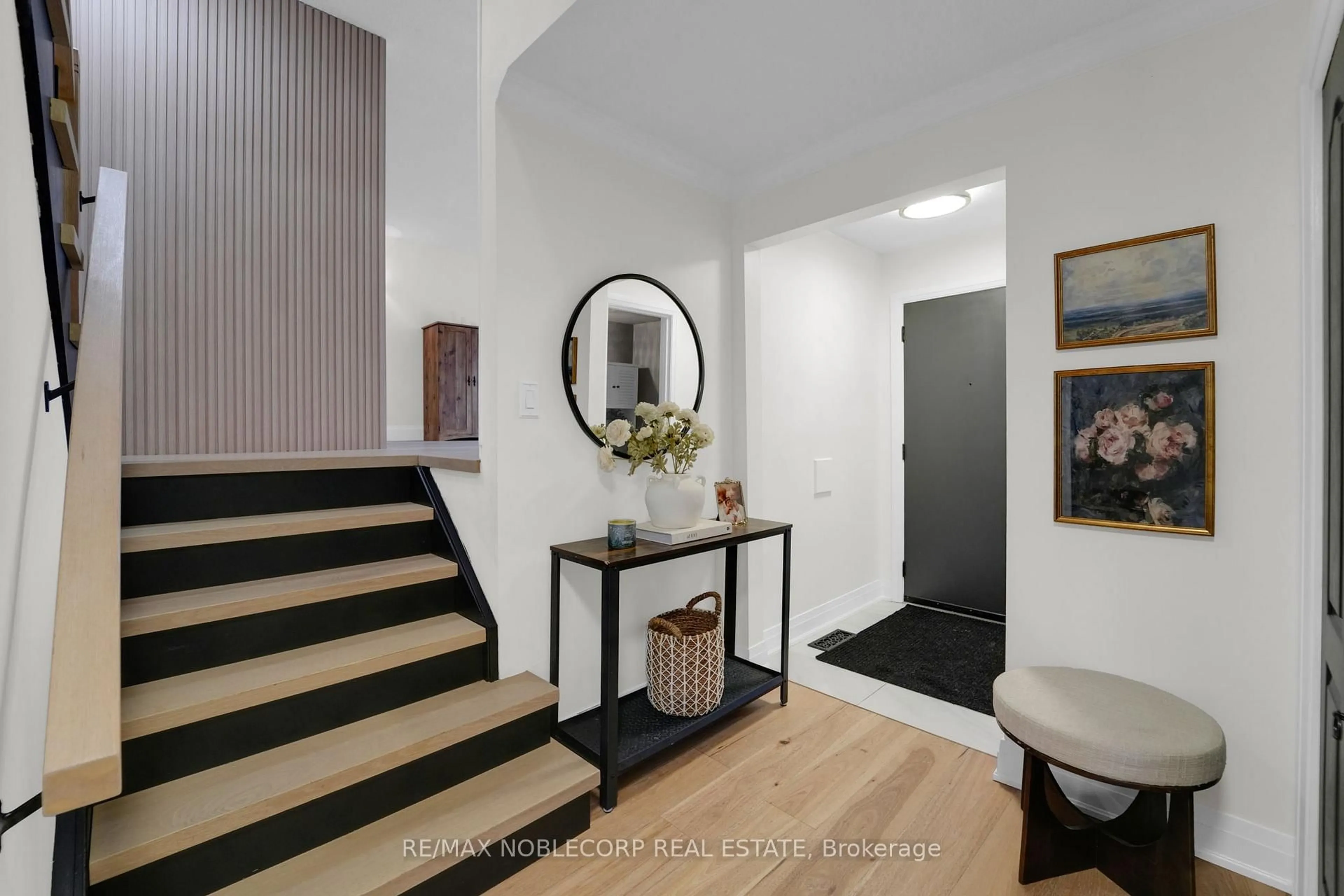 Indoor entryway for 115 Elgin Dr, Brampton Ontario L6Y 2E6