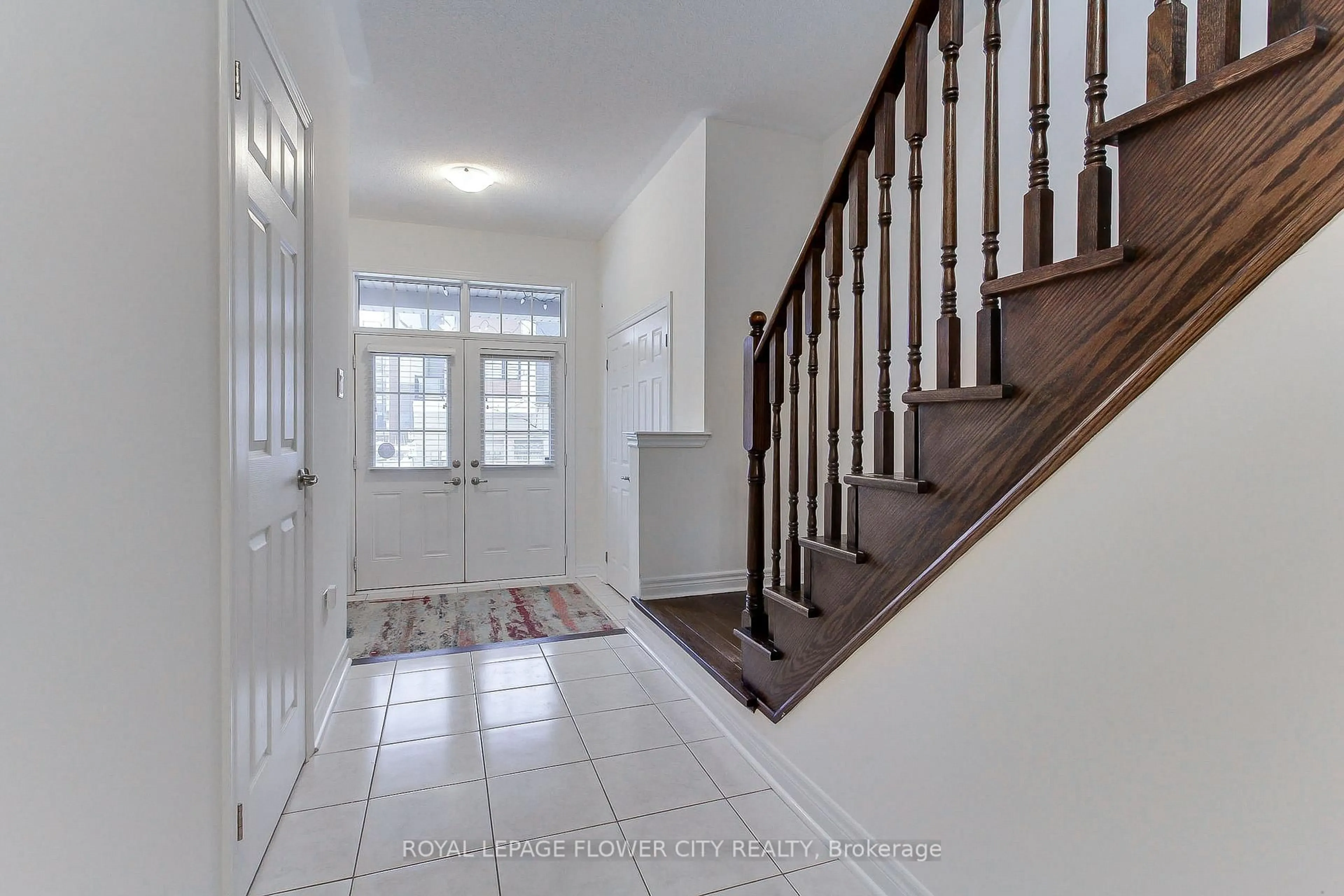 Indoor entryway for 101 Huguenot Rd, Oakville Ontario L6H 0M3