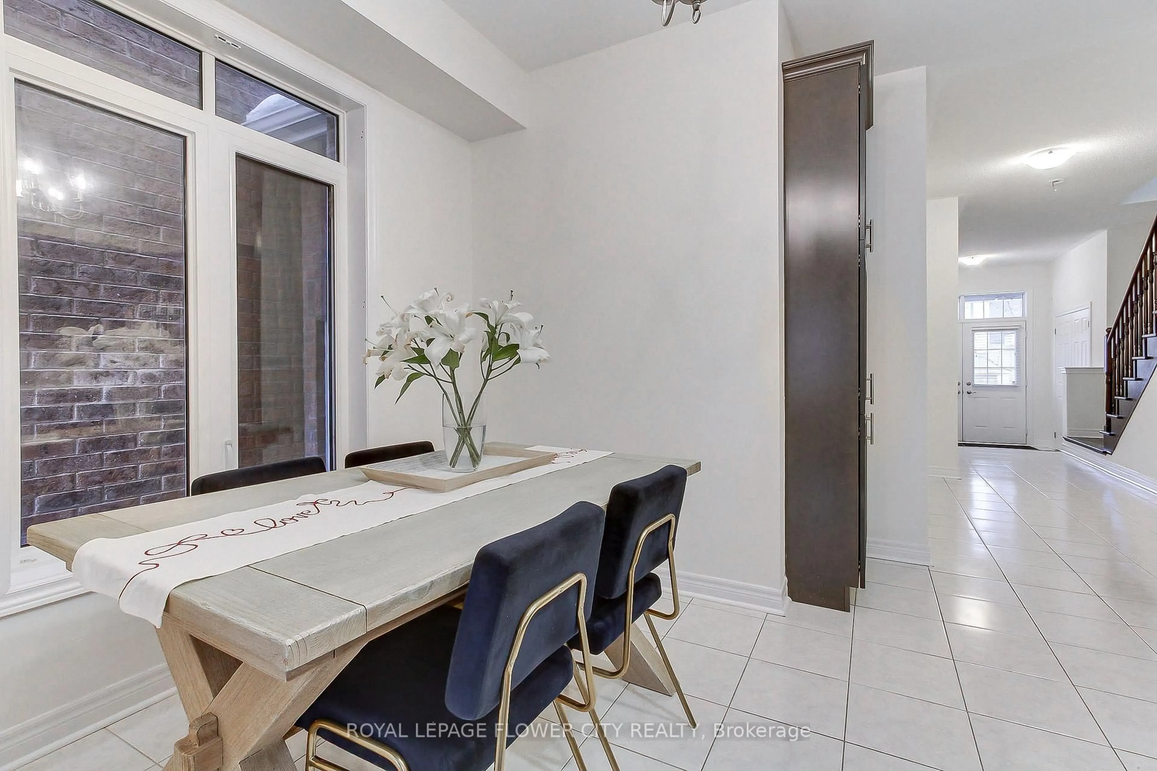 Dining room, unknown for 101 Huguenot Rd, Oakville Ontario L6H 0M3