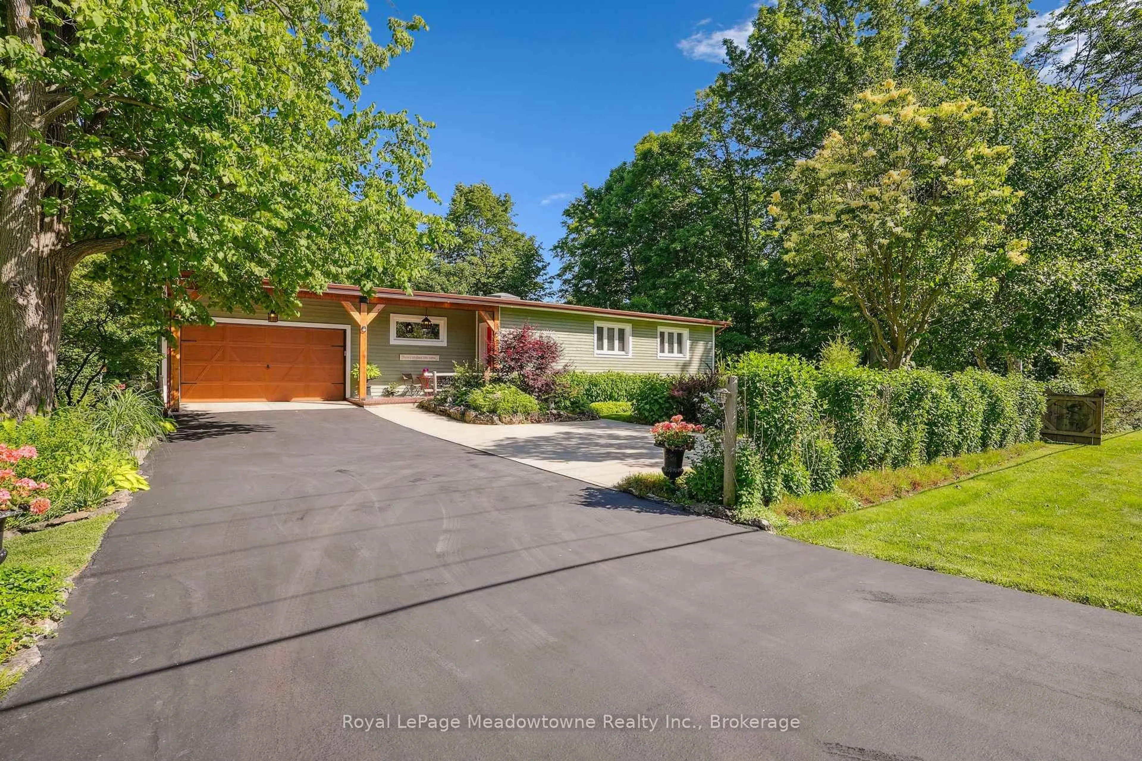 A pic from outside/outdoor area/front of a property/back of a property/a pic from drone, street for 9878 15 Sdrd, Halton Hills Ontario L9T 2X9