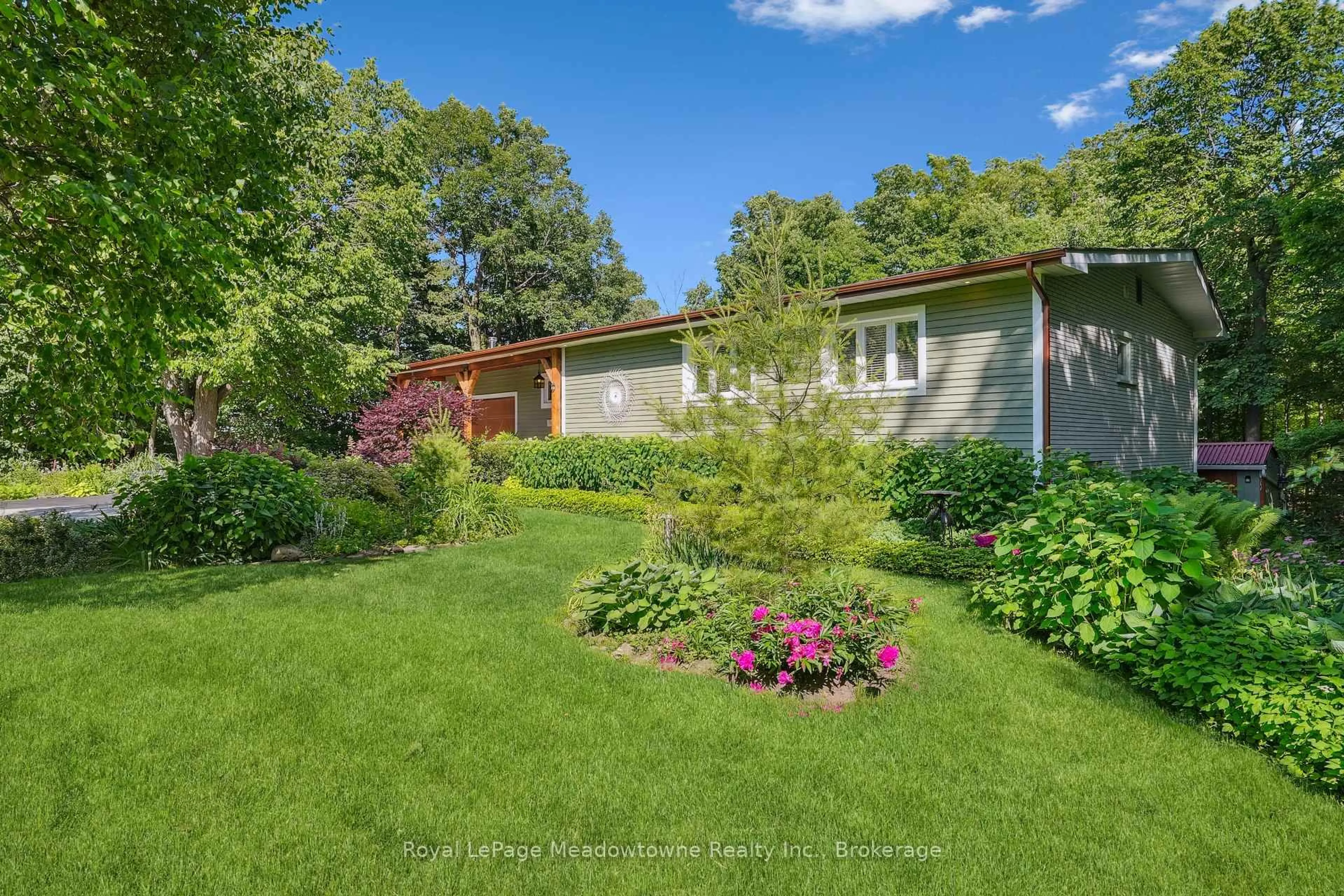 A pic from outside/outdoor area/front of a property/back of a property/a pic from drone, street for 9878 15 Sdrd, Halton Hills Ontario L9T 2X9